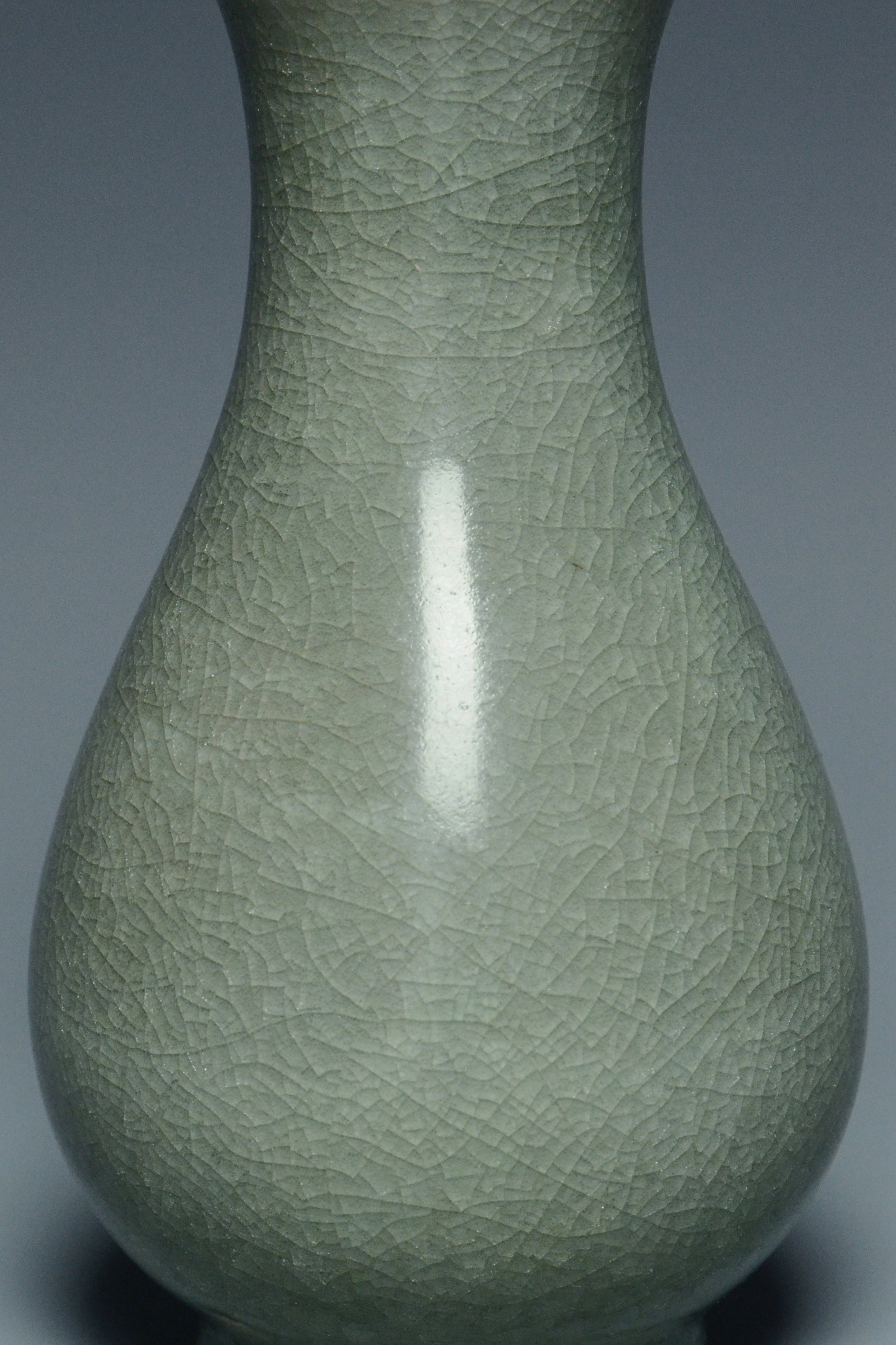 R012: A CHINESE SONG DYNASTY STYLE LONGQUAN CELADON VASE