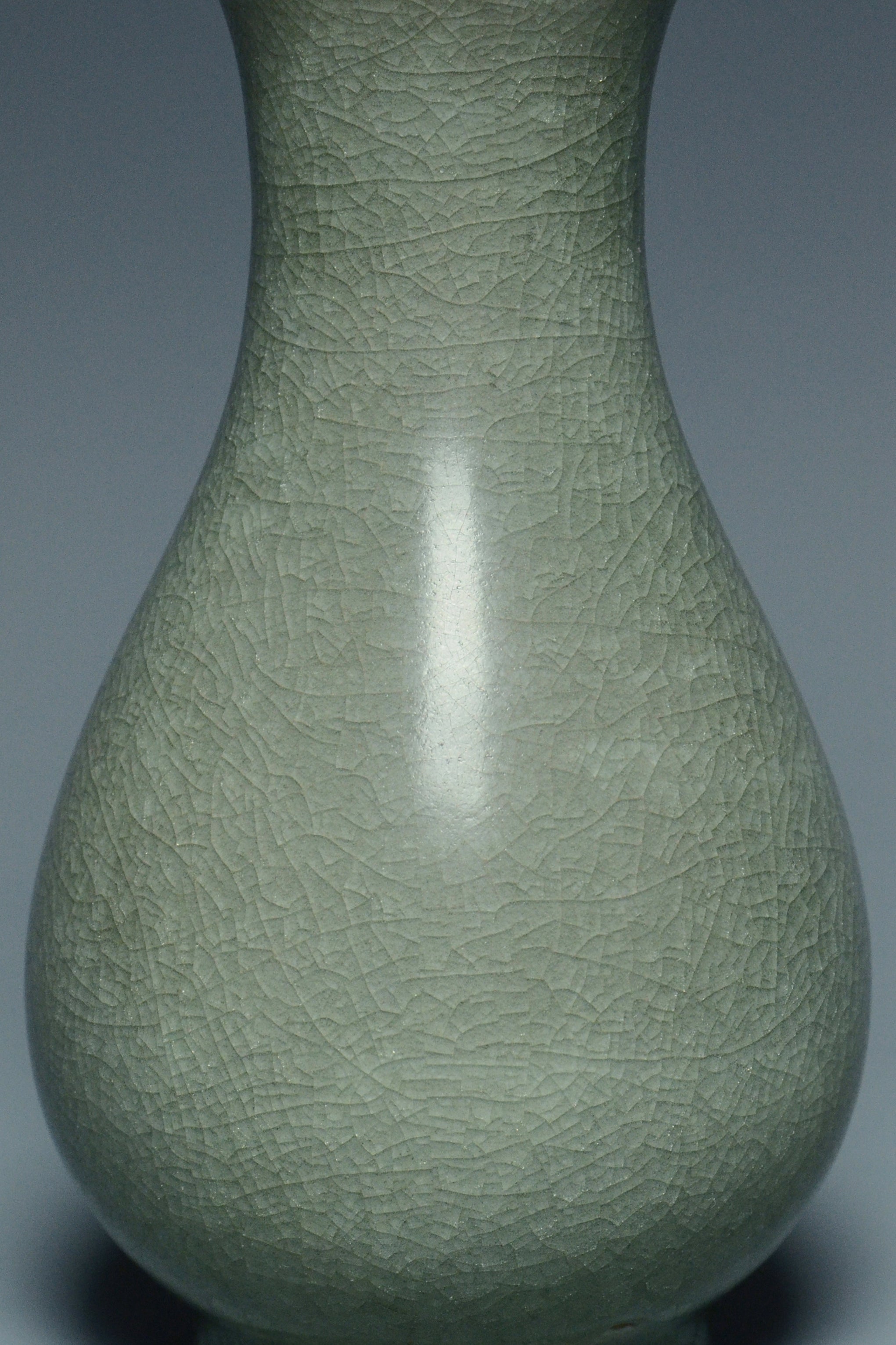 R012: A CHINESE SONG DYNASTY STYLE LONGQUAN CELADON VASE