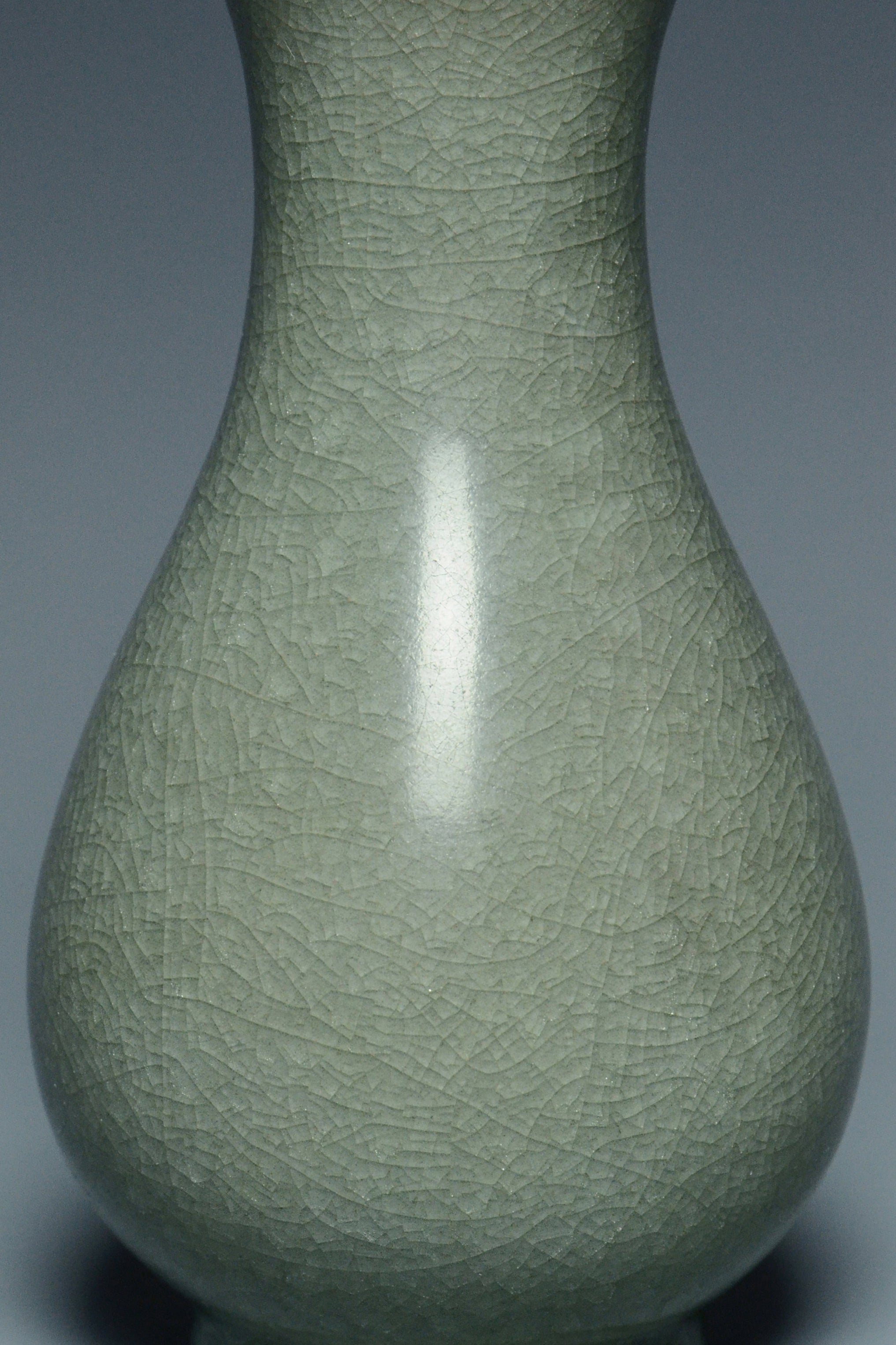 R012: A CHINESE SONG DYNASTY STYLE LONGQUAN CELADON VASE