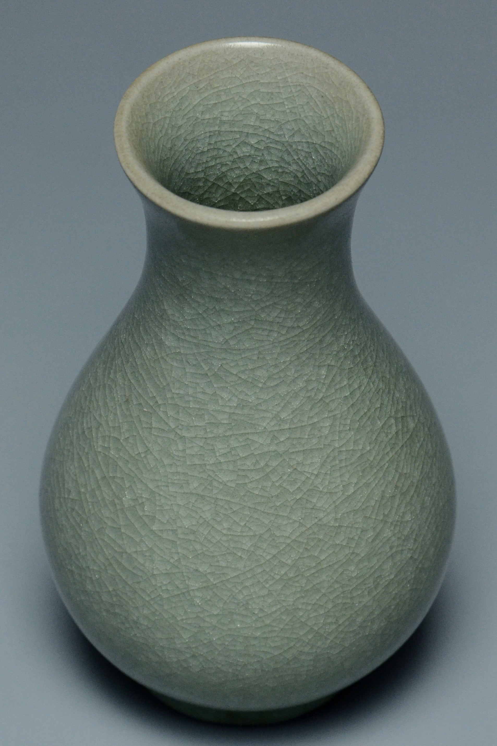 R012: A CHINESE SONG DYNASTY STYLE LONGQUAN CELADON VASE