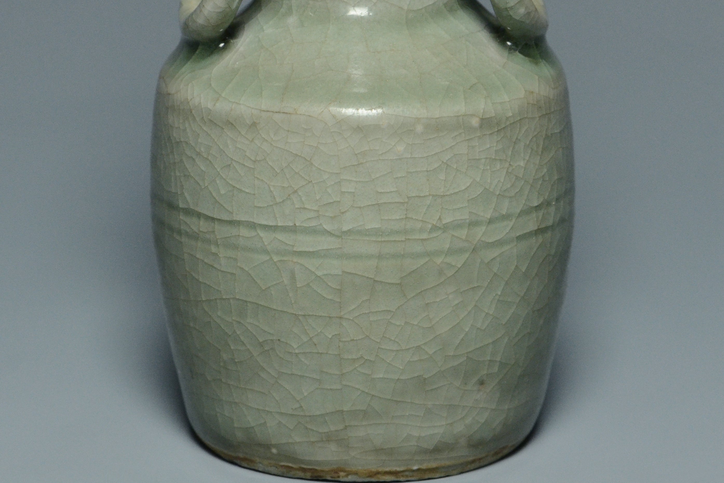 R013: A CHINESE SONG DYNASTY STYLE LONGQUAN CELADON VASE