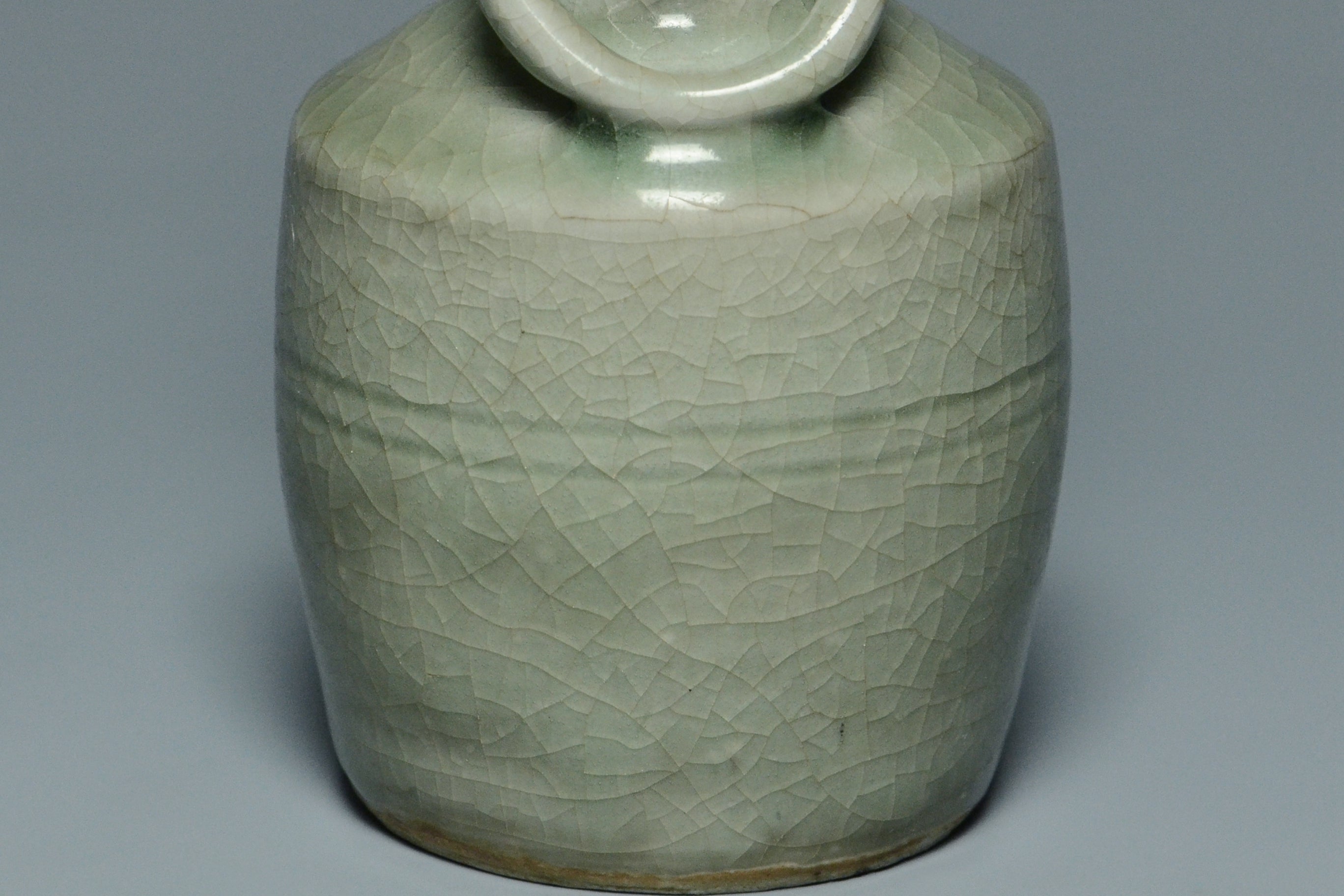 R013: A CHINESE SONG DYNASTY STYLE LONGQUAN CELADON VASE