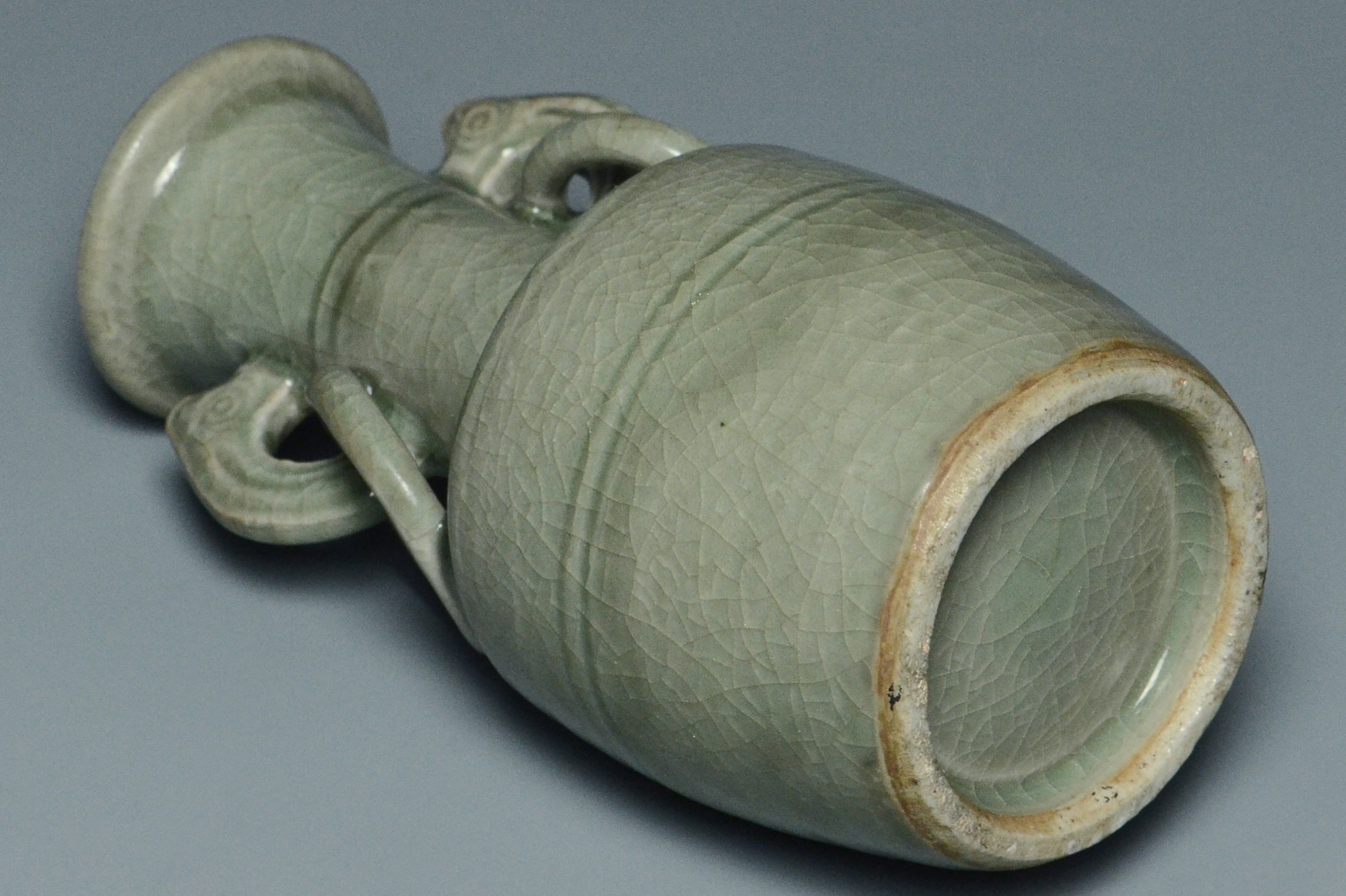 R013: A CHINESE SONG DYNASTY STYLE LONGQUAN CELADON VASE