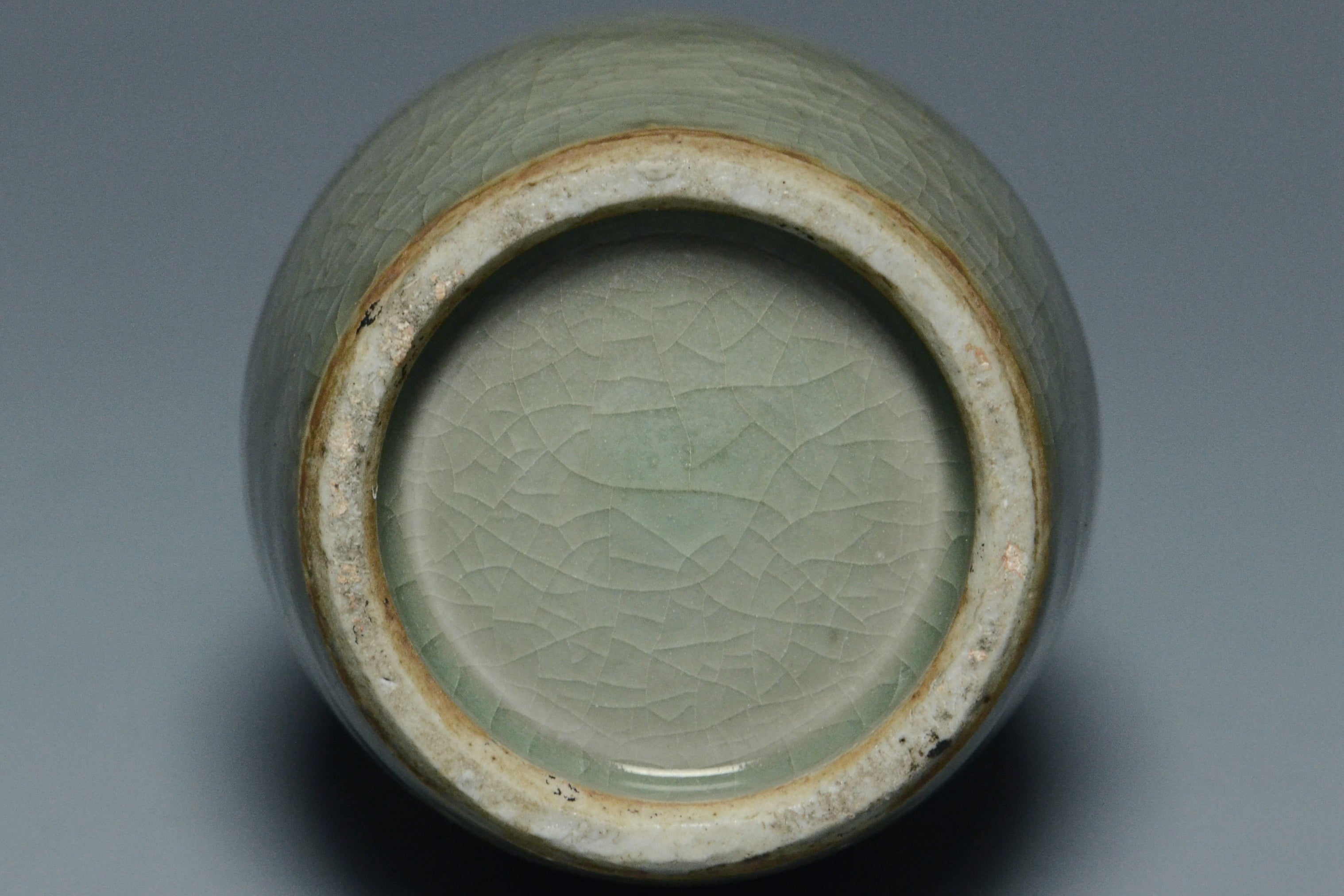 R013: A CHINESE SONG DYNASTY STYLE LONGQUAN CELADON VASE