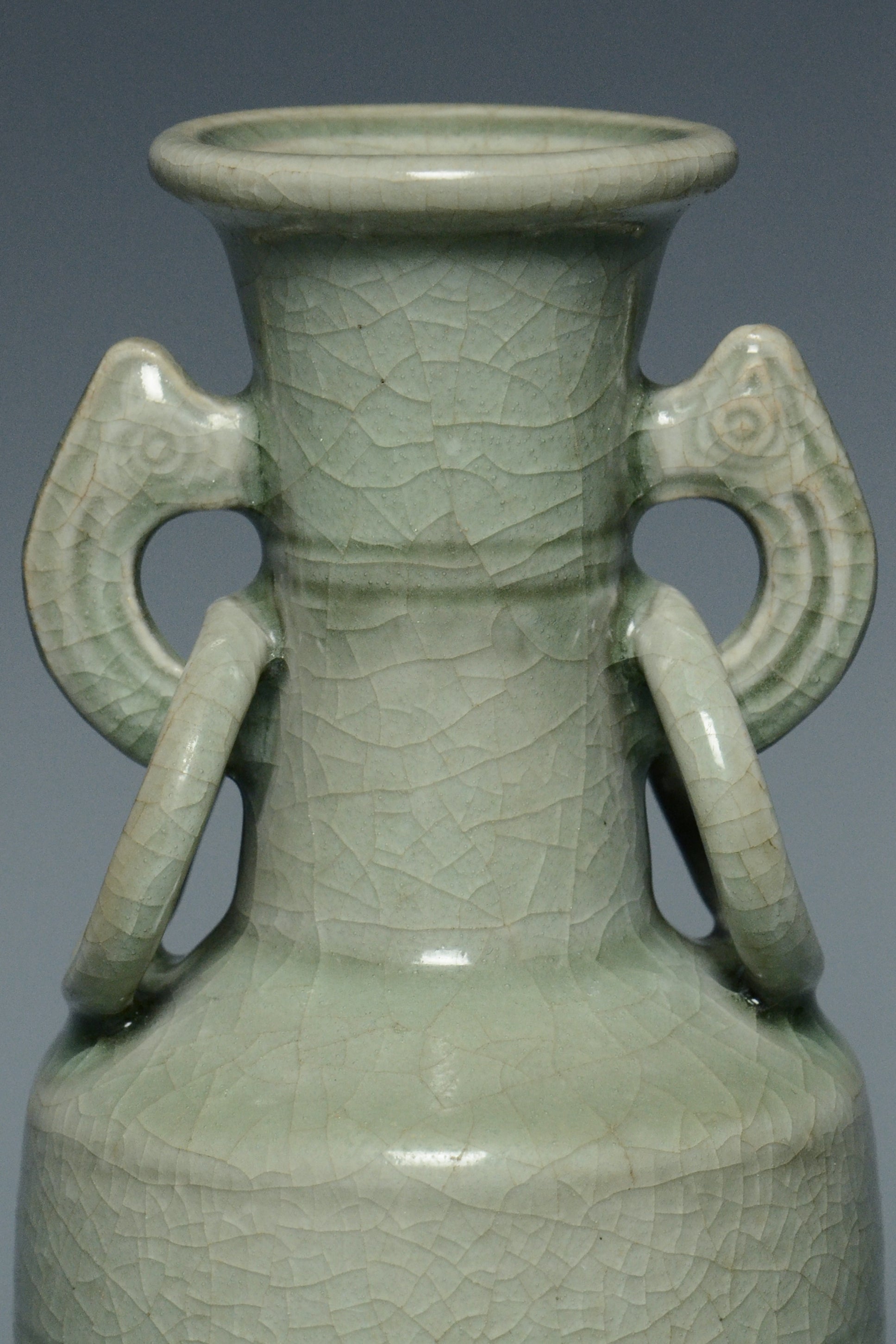 R013: A CHINESE SONG DYNASTY STYLE LONGQUAN CELADON VASE