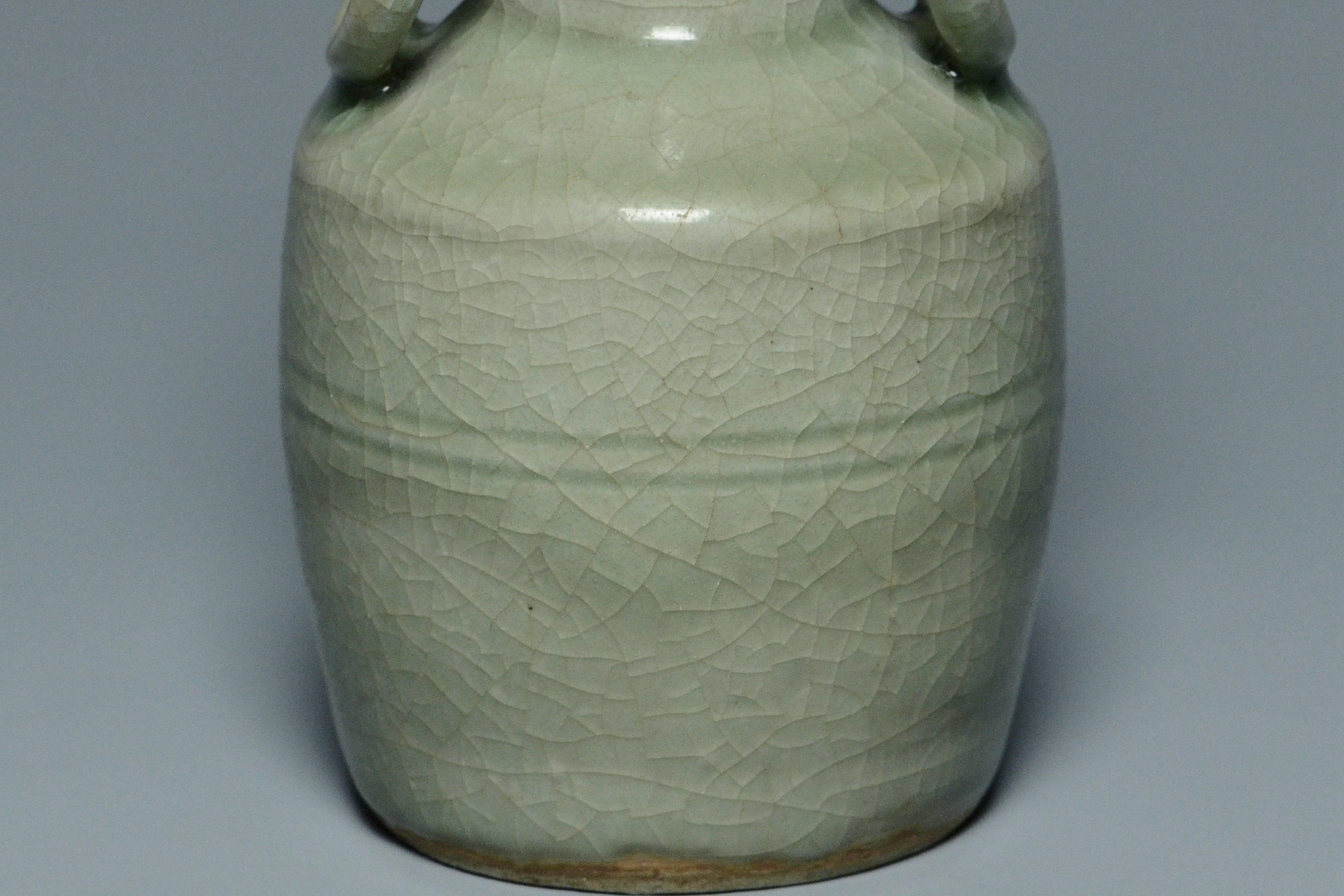 R013: A CHINESE SONG DYNASTY STYLE LONGQUAN CELADON VASE