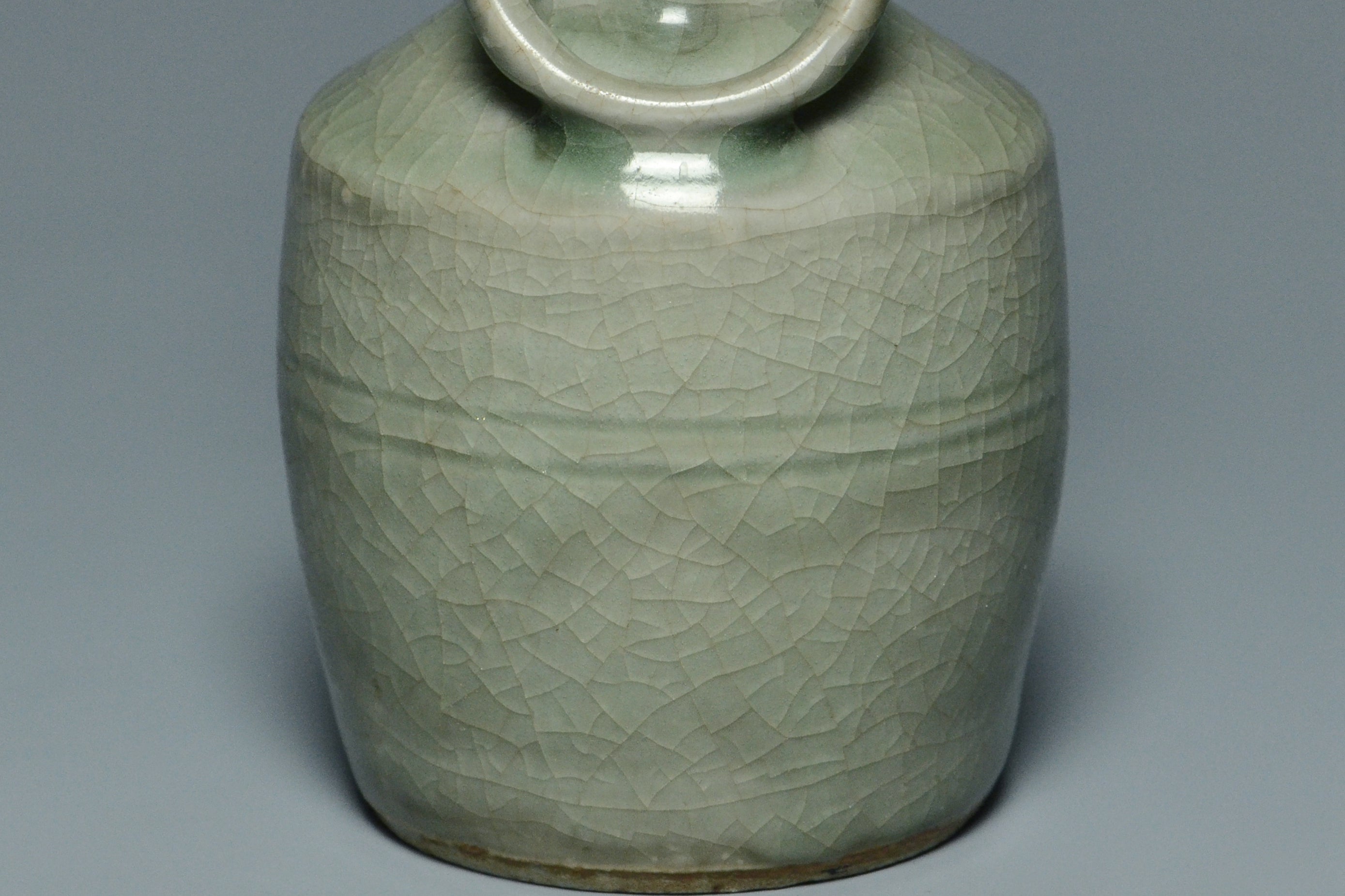 R013: A CHINESE SONG DYNASTY STYLE LONGQUAN CELADON VASE