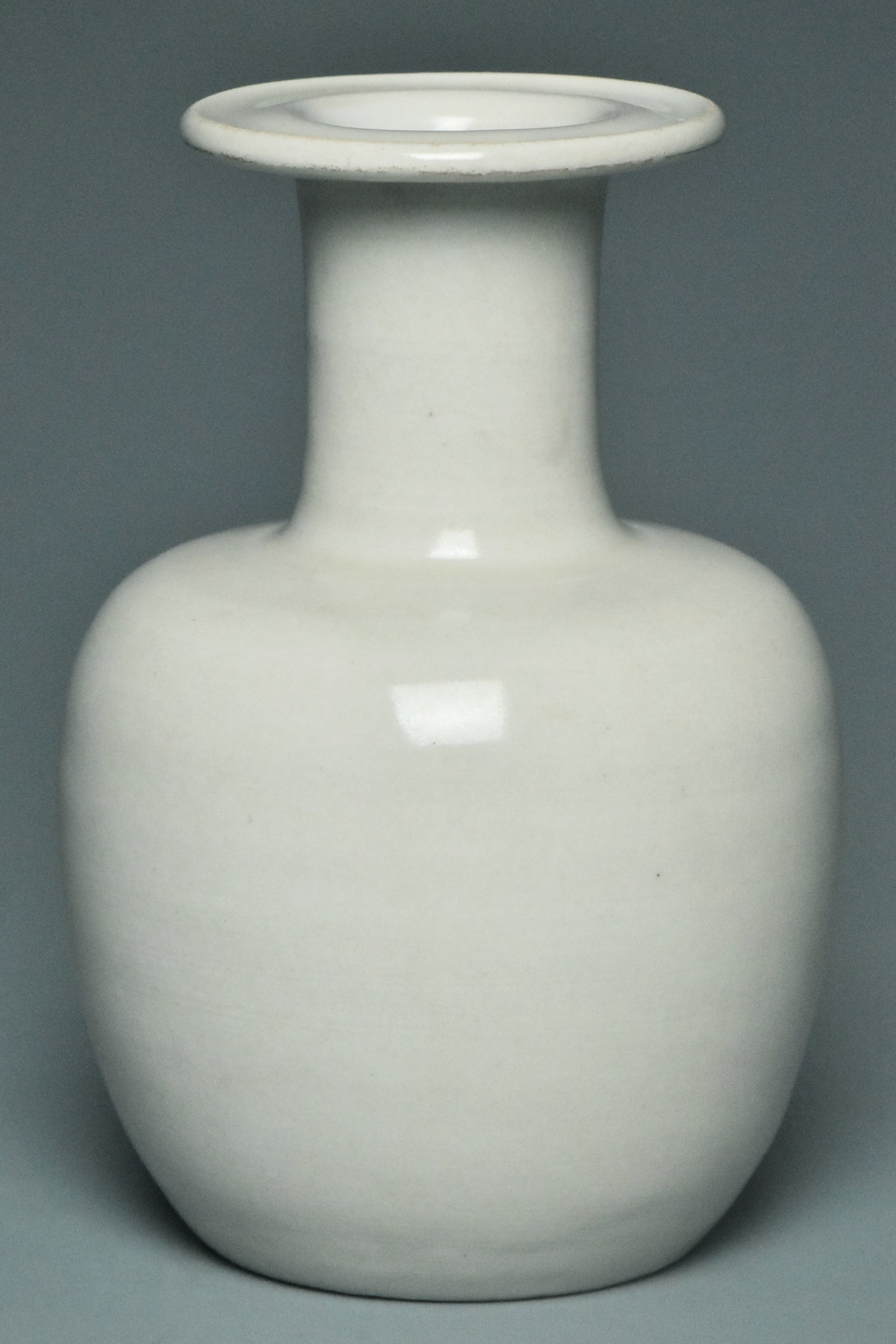 R018: A CHINESE SONG DYNASTY STYLE DINGYAO WHITE GLAZED VASE