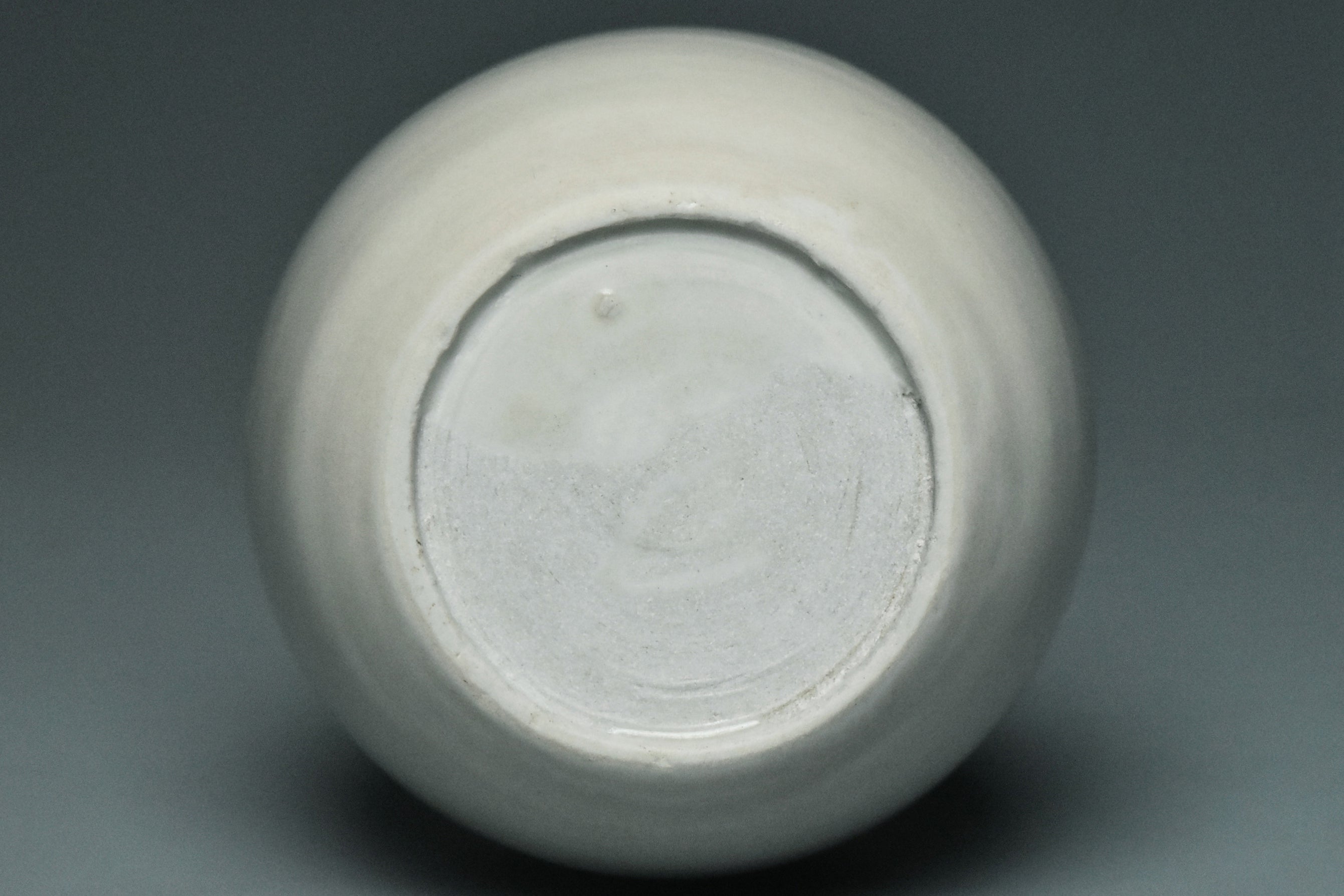 R018: A CHINESE SONG DYNASTY STYLE DINGYAO WHITE GLAZED VASE