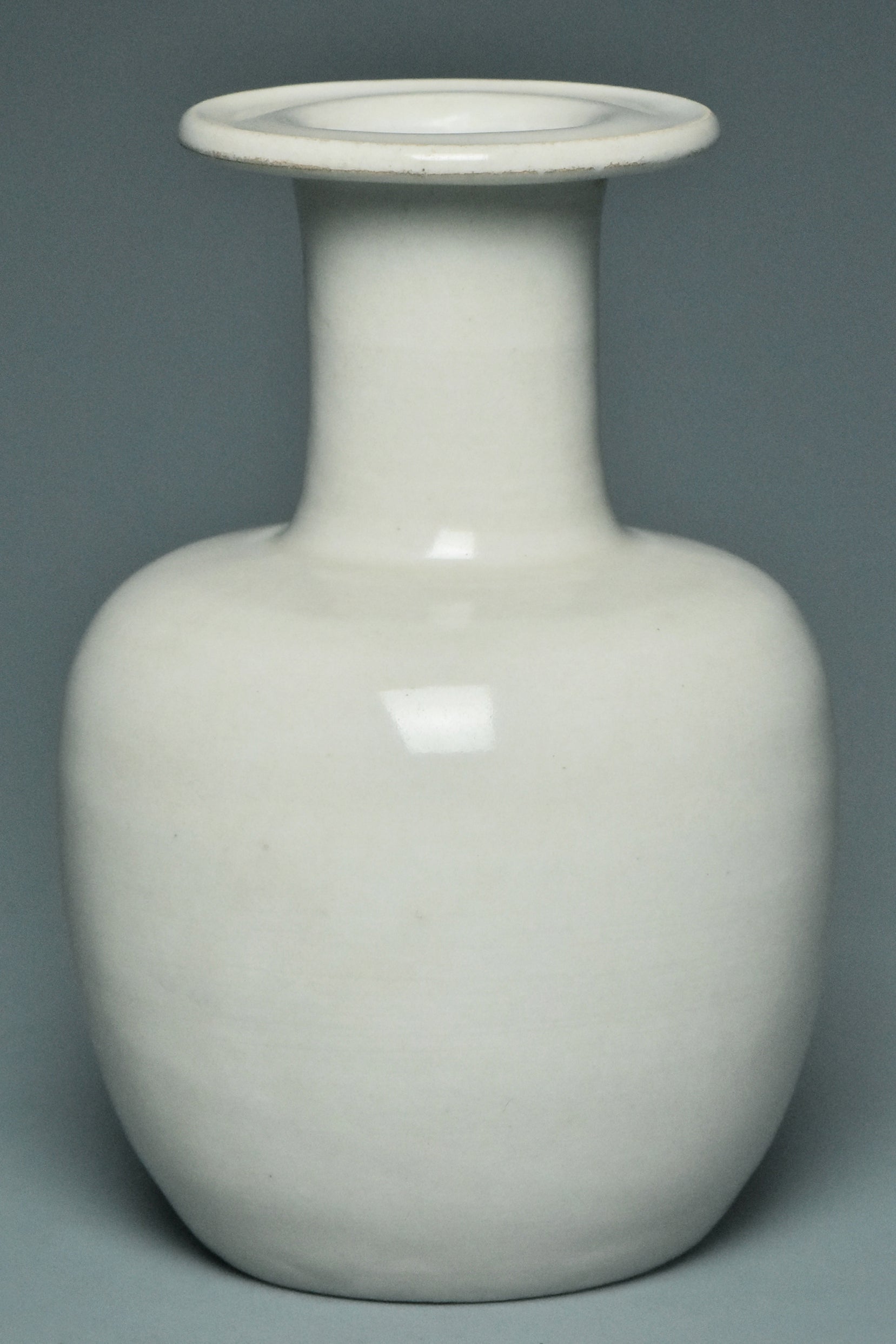 R018: A CHINESE SONG DYNASTY STYLE DINGYAO WHITE GLAZED VASE