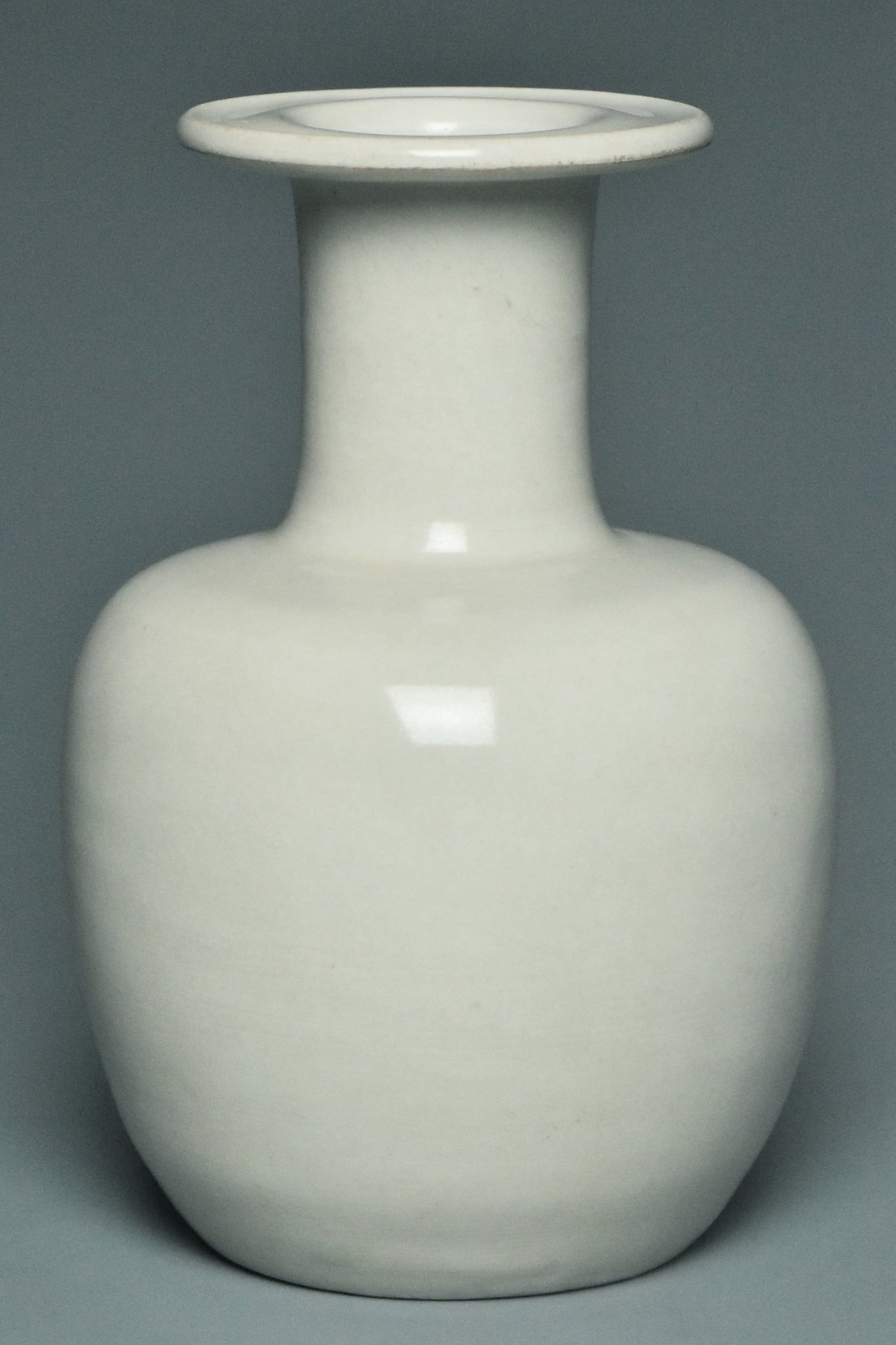 R018: A CHINESE SONG DYNASTY STYLE DINGYAO WHITE GLAZED VASE