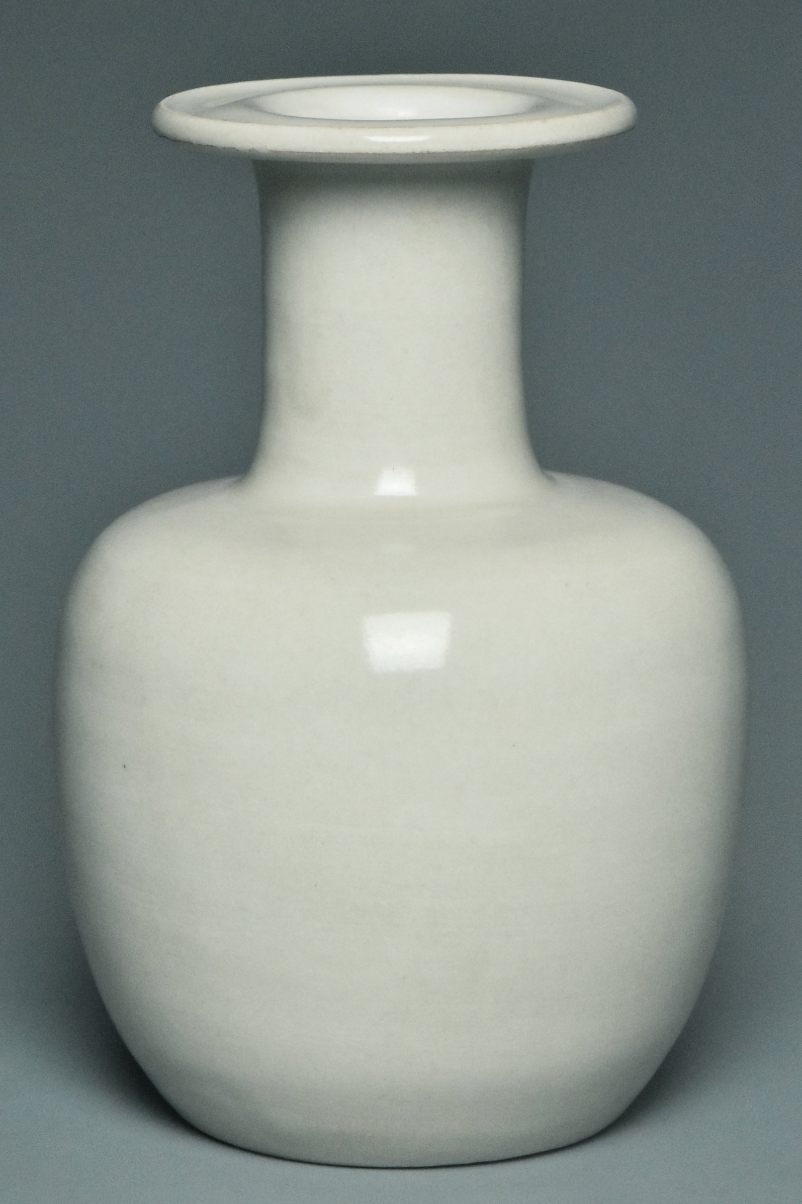 R018: A CHINESE SONG DYNASTY STYLE DINGYAO WHITE GLAZED VASE