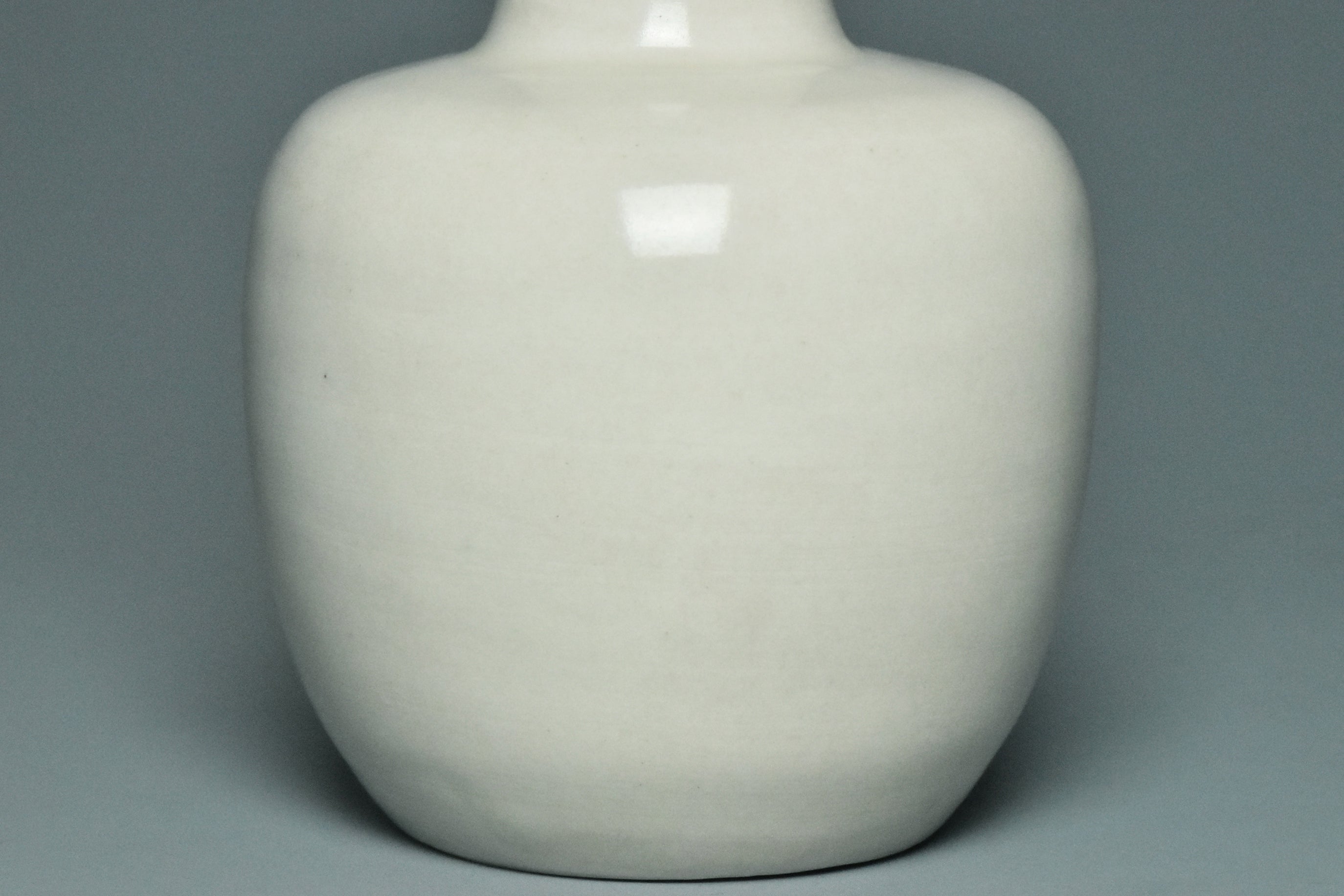 R018: A CHINESE SONG DYNASTY STYLE DINGYAO WHITE GLAZED VASE