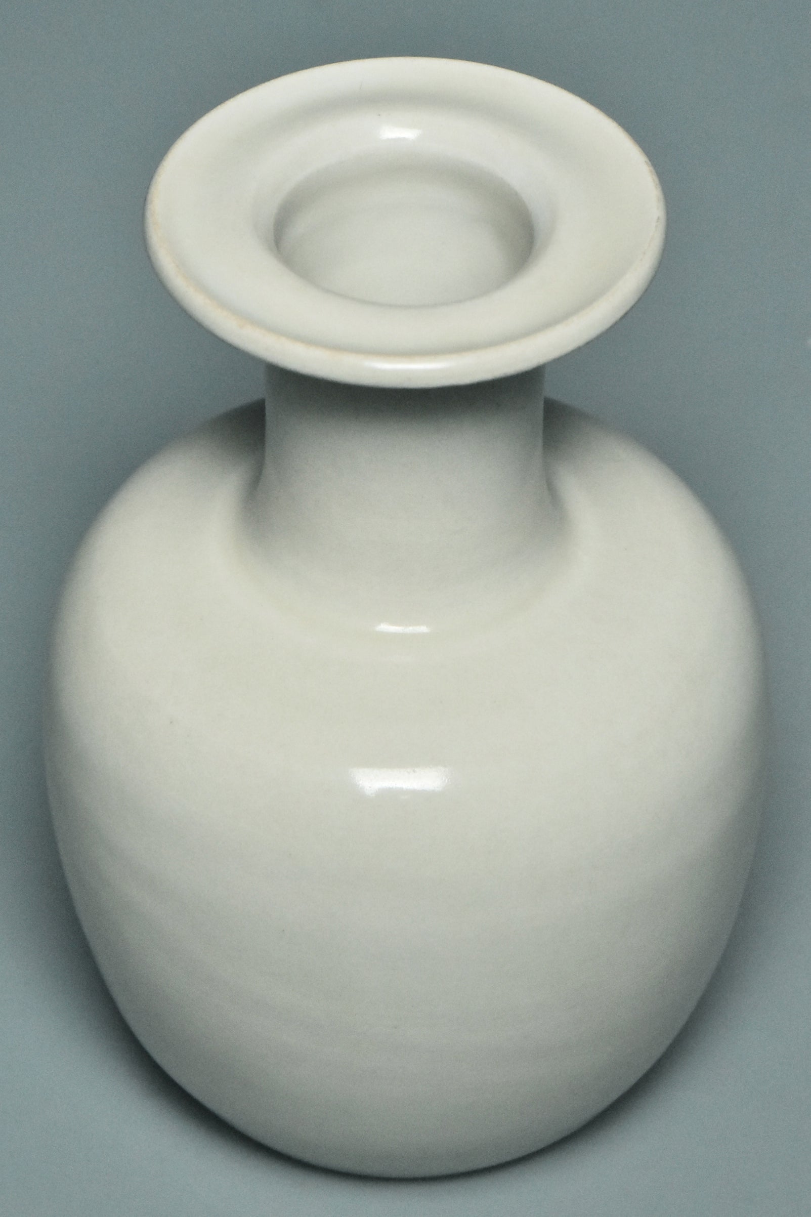 R018: A CHINESE SONG DYNASTY STYLE DINGYAO WHITE GLAZED VASE