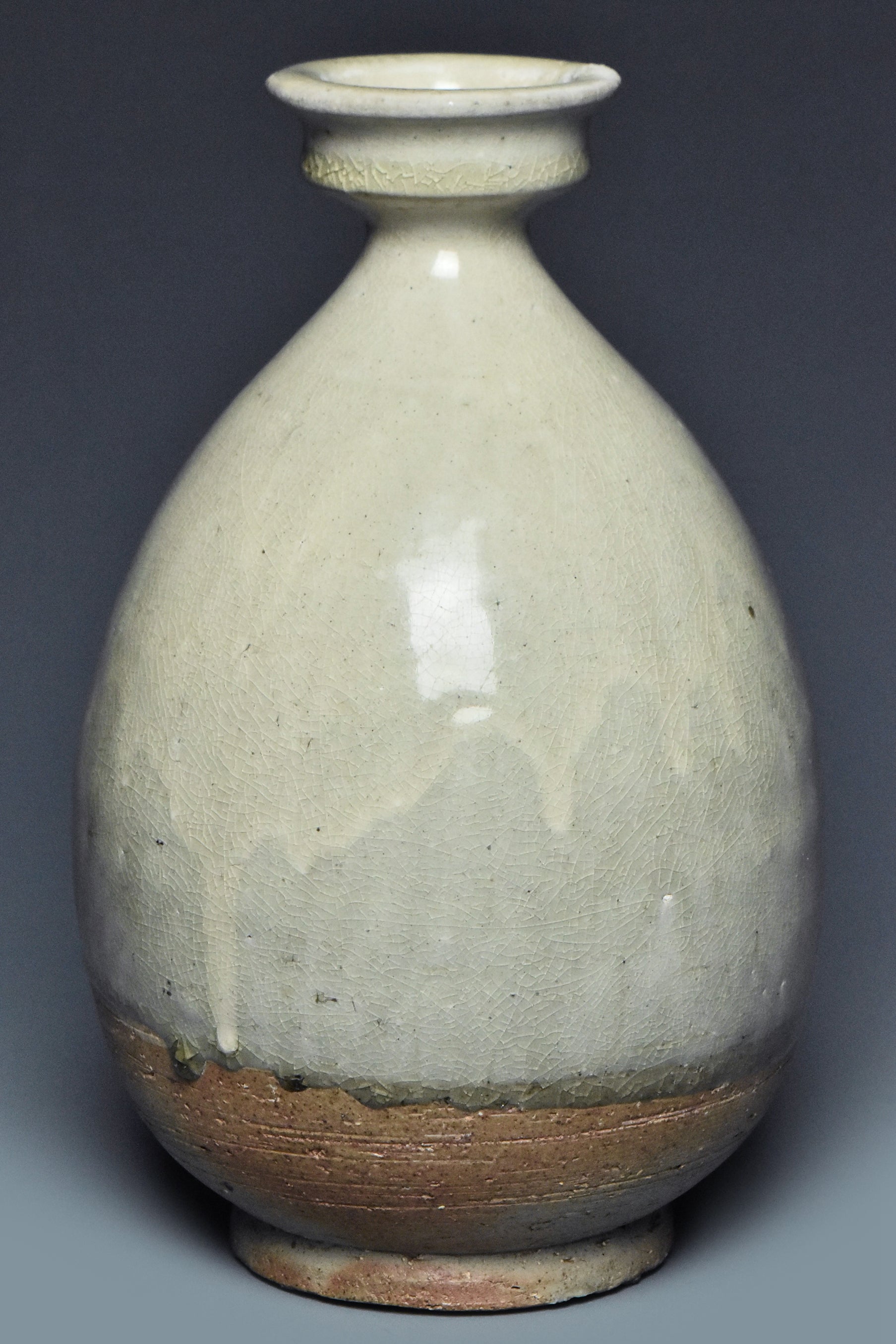 R036: A SUI DYNASTY STYLE WHITE GLAZED VASE