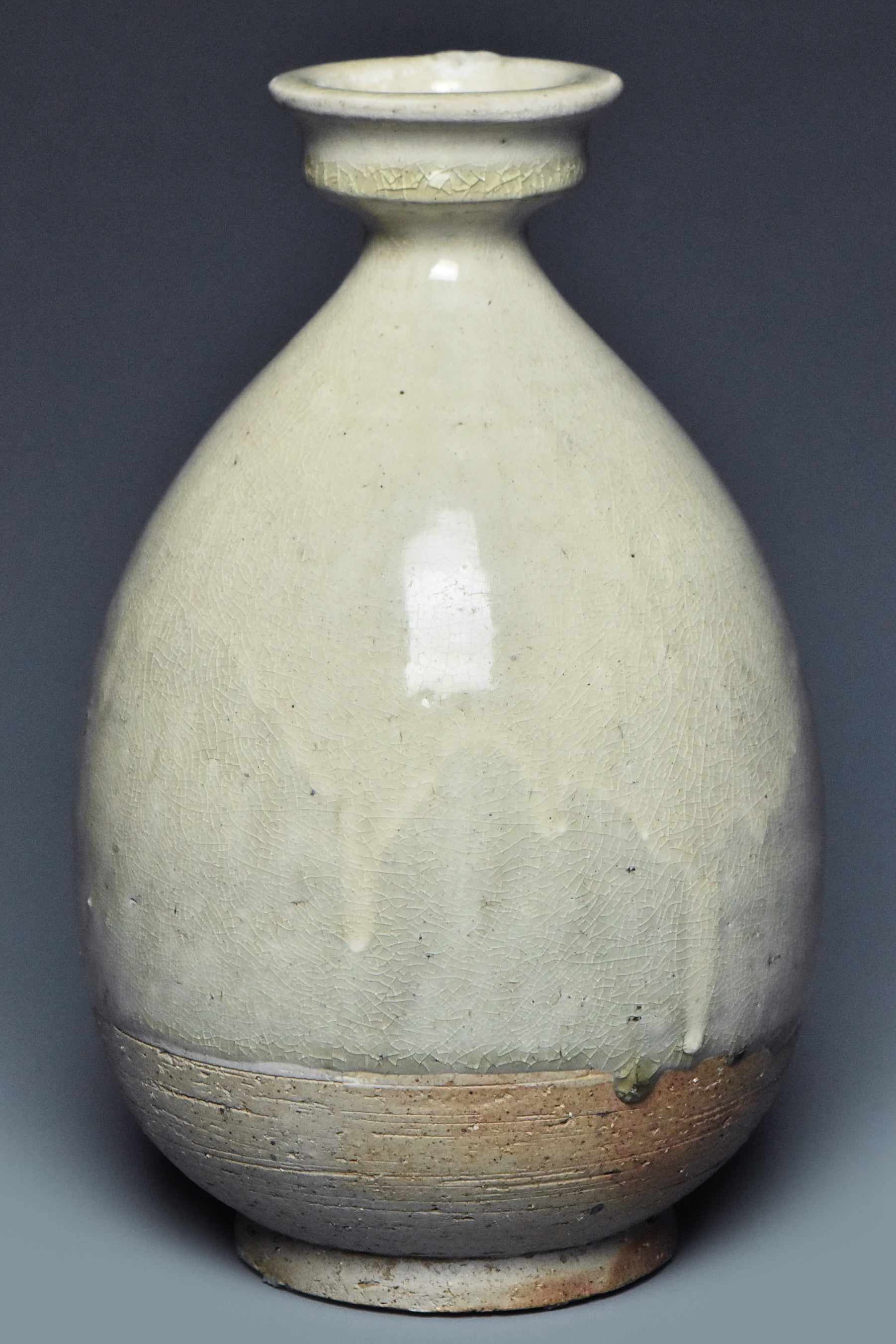 R036: A SUI DYNASTY STYLE WHITE GLAZED VASE