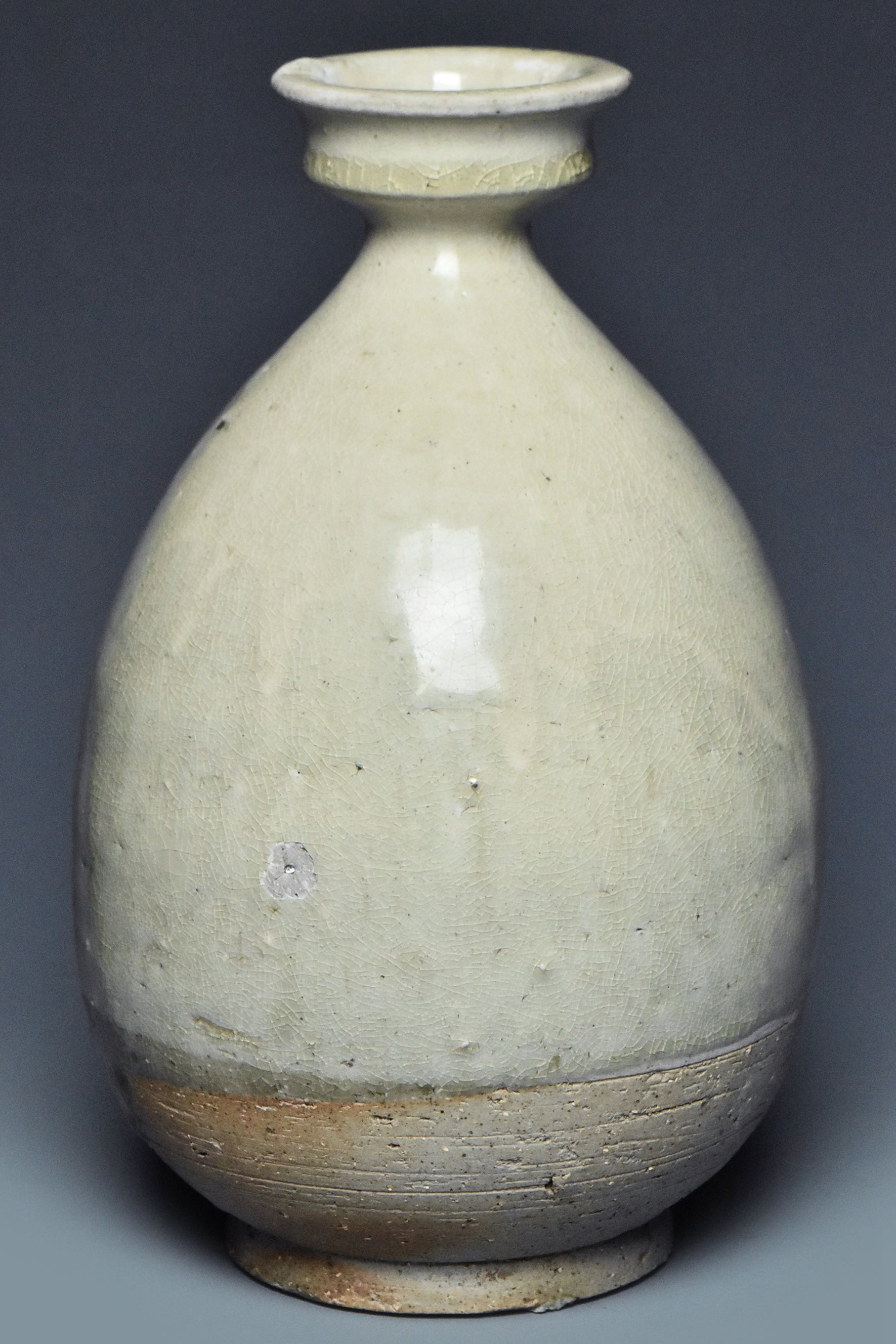 R036: A SUI DYNASTY STYLE WHITE GLAZED VASE