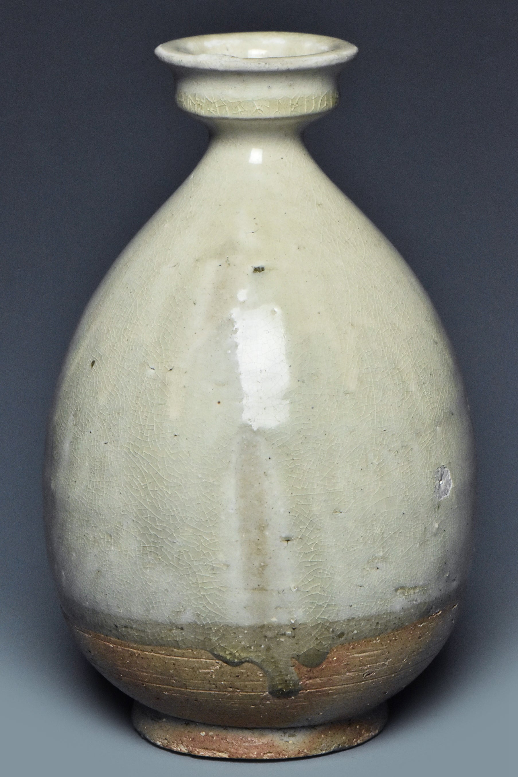 R036: A SUI DYNASTY STYLE WHITE GLAZED VASE