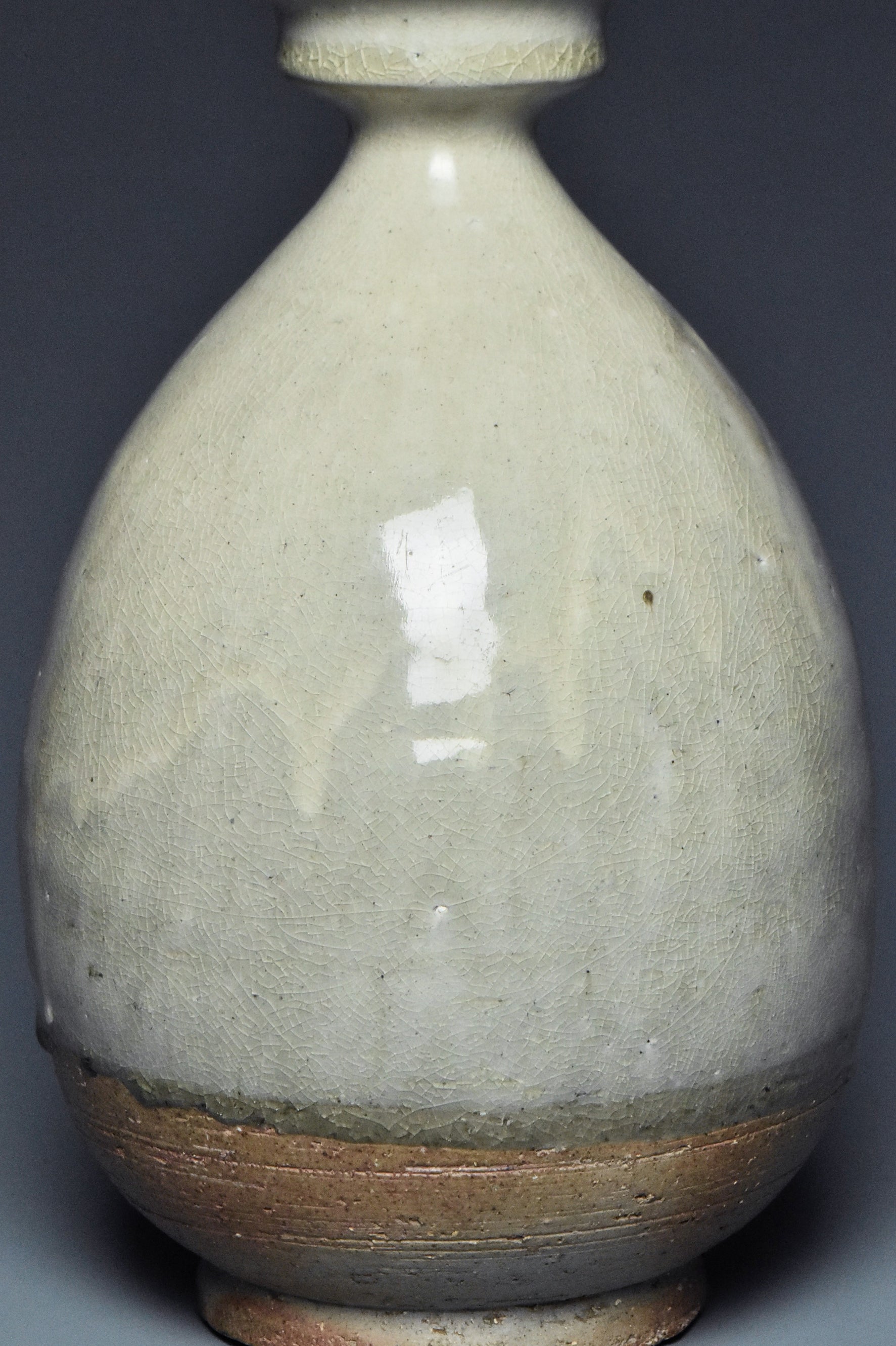 R036: A SUI DYNASTY STYLE WHITE GLAZED VASE