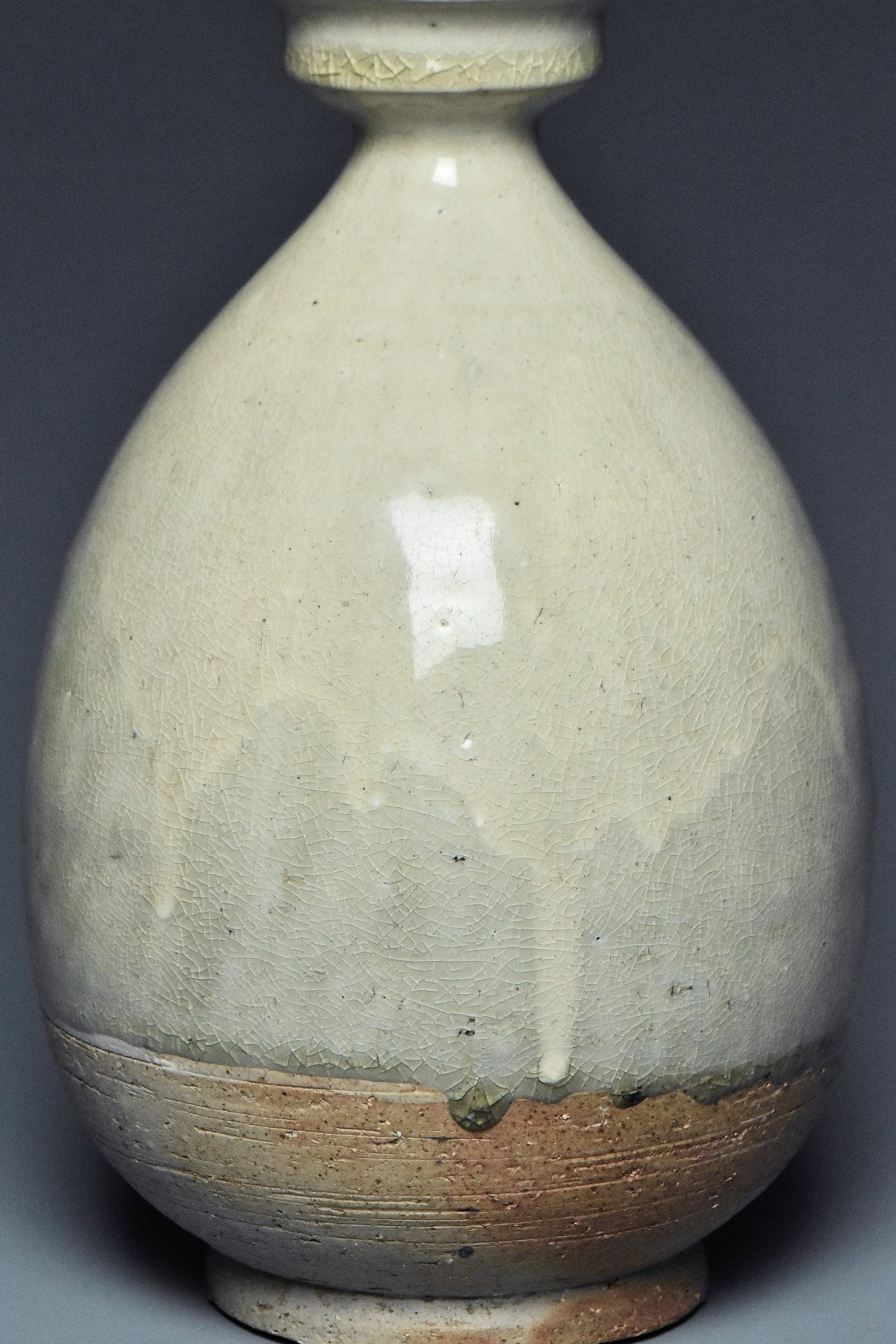 R036: A SUI DYNASTY STYLE WHITE GLAZED VASE