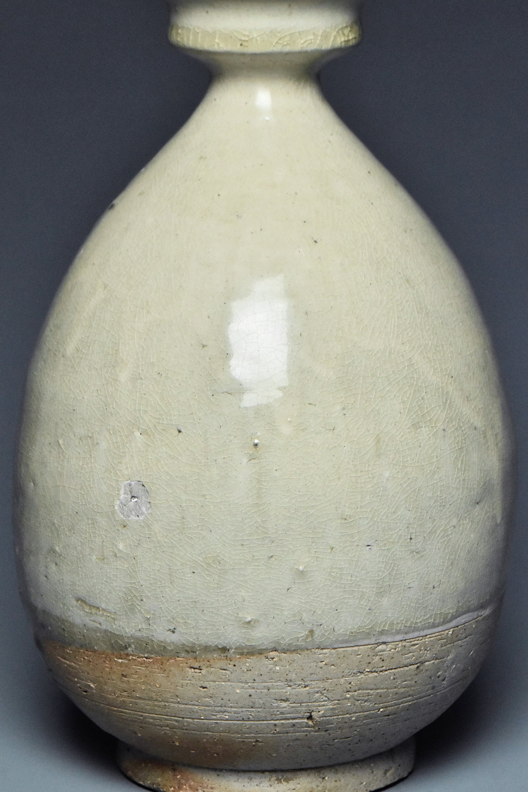 R036: A SUI DYNASTY STYLE WHITE GLAZED VASE