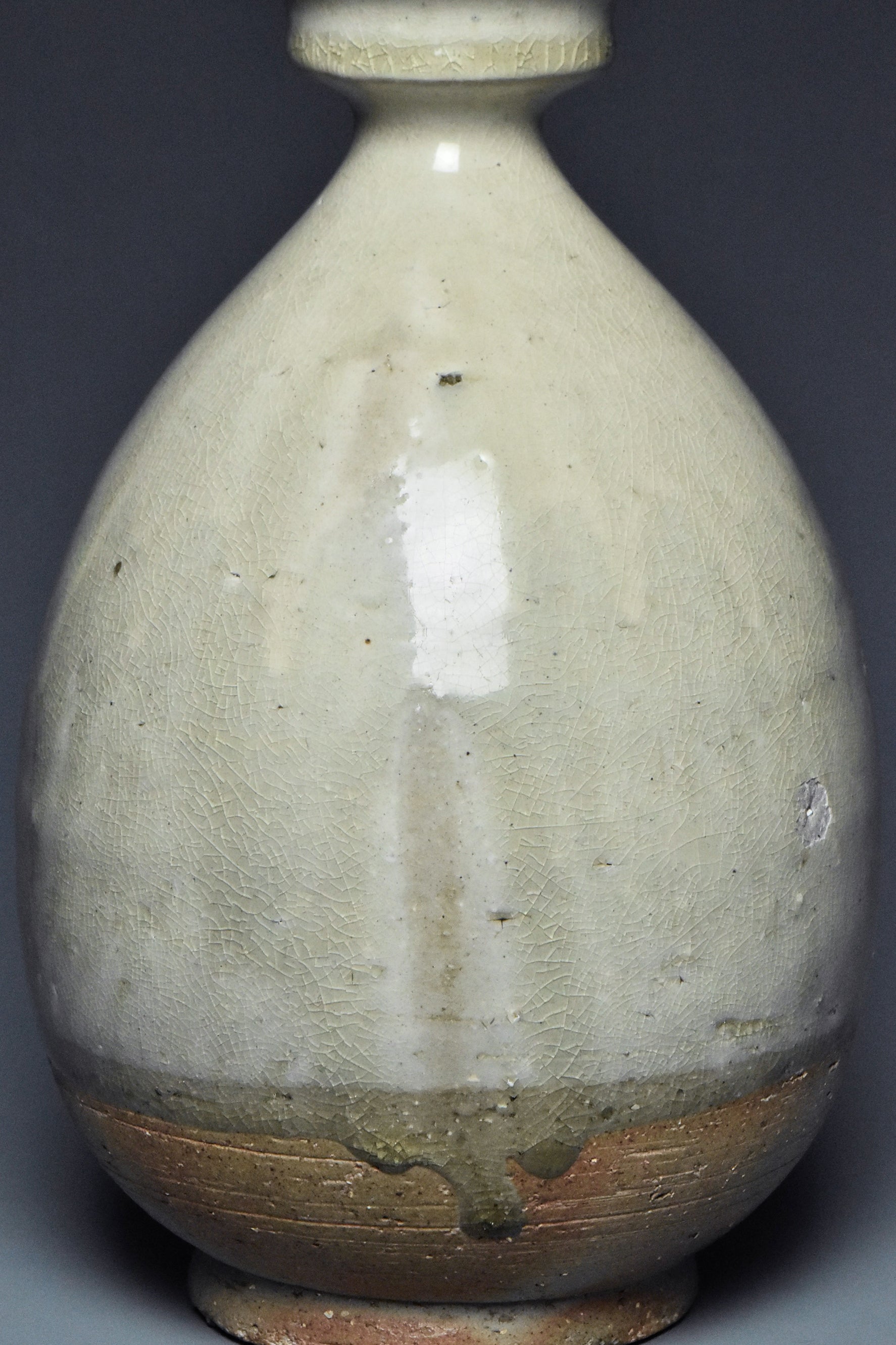 R036: A SUI DYNASTY STYLE WHITE GLAZED VASE