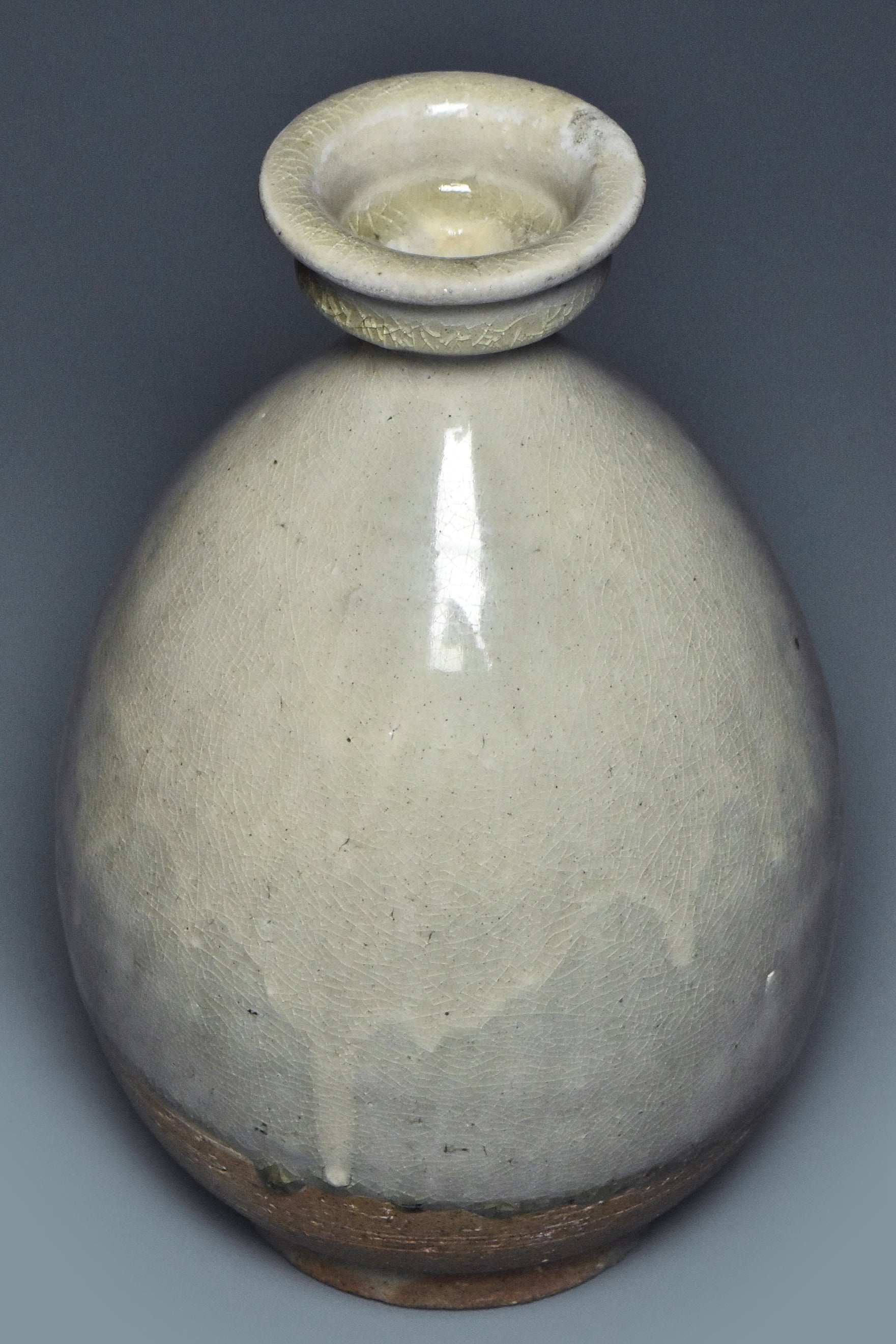 R036: A SUI DYNASTY STYLE WHITE GLAZED VASE