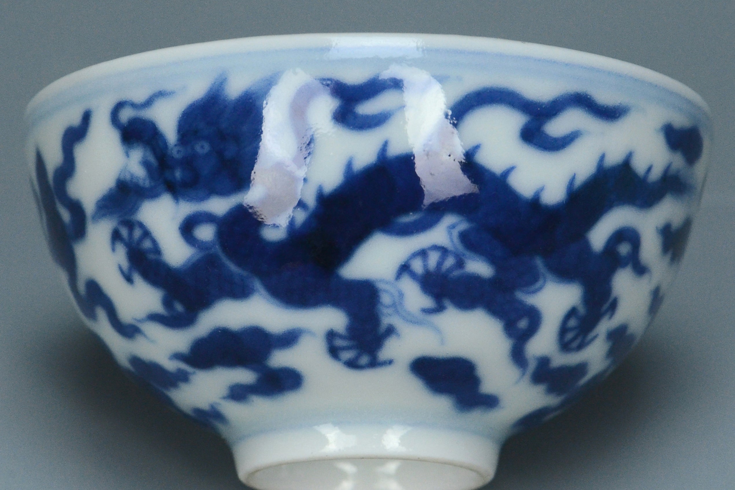 R097: A CHINESE QING DYNASTY STYLE DRAGON BOWL QIANLONG MARK