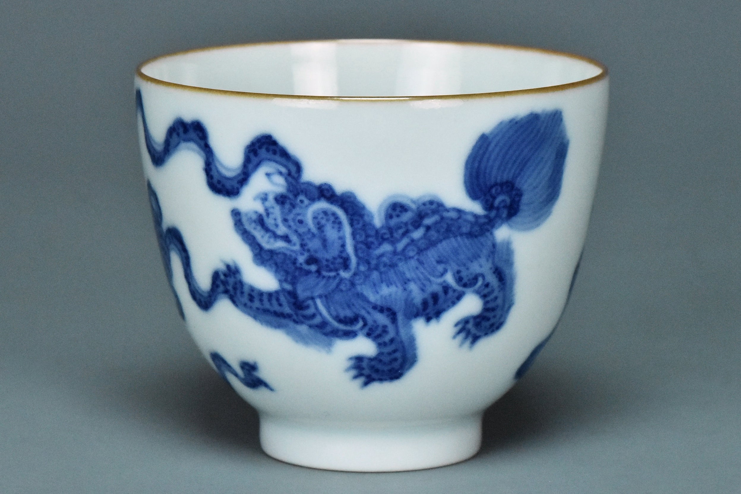 R099: A CHINESE QING DYNASTY STYLE BLUE AND WHITE CUP QIANLONG MARK