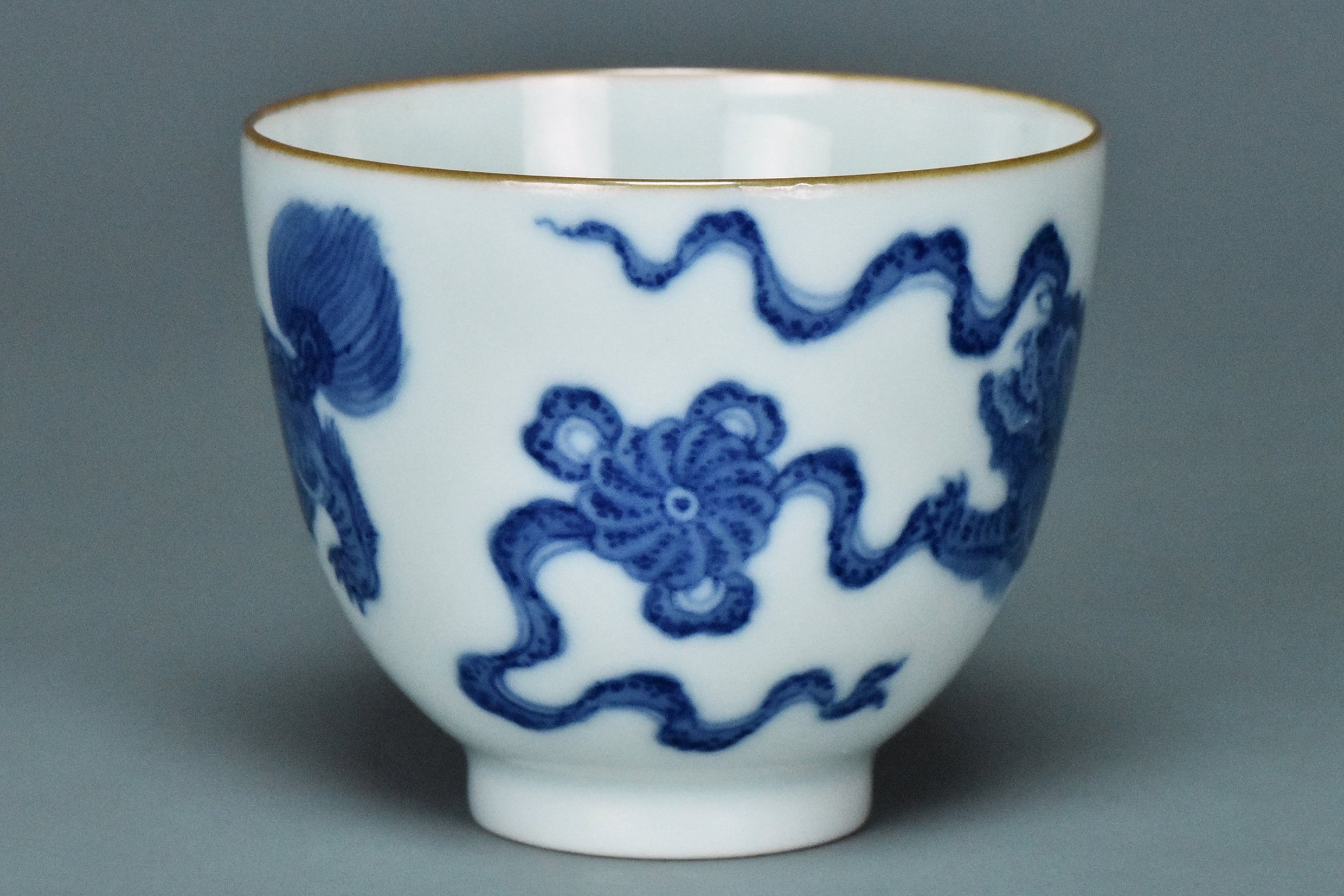 R099: A CHINESE QING DYNASTY STYLE BLUE AND WHITE CUP QIANLONG MARK