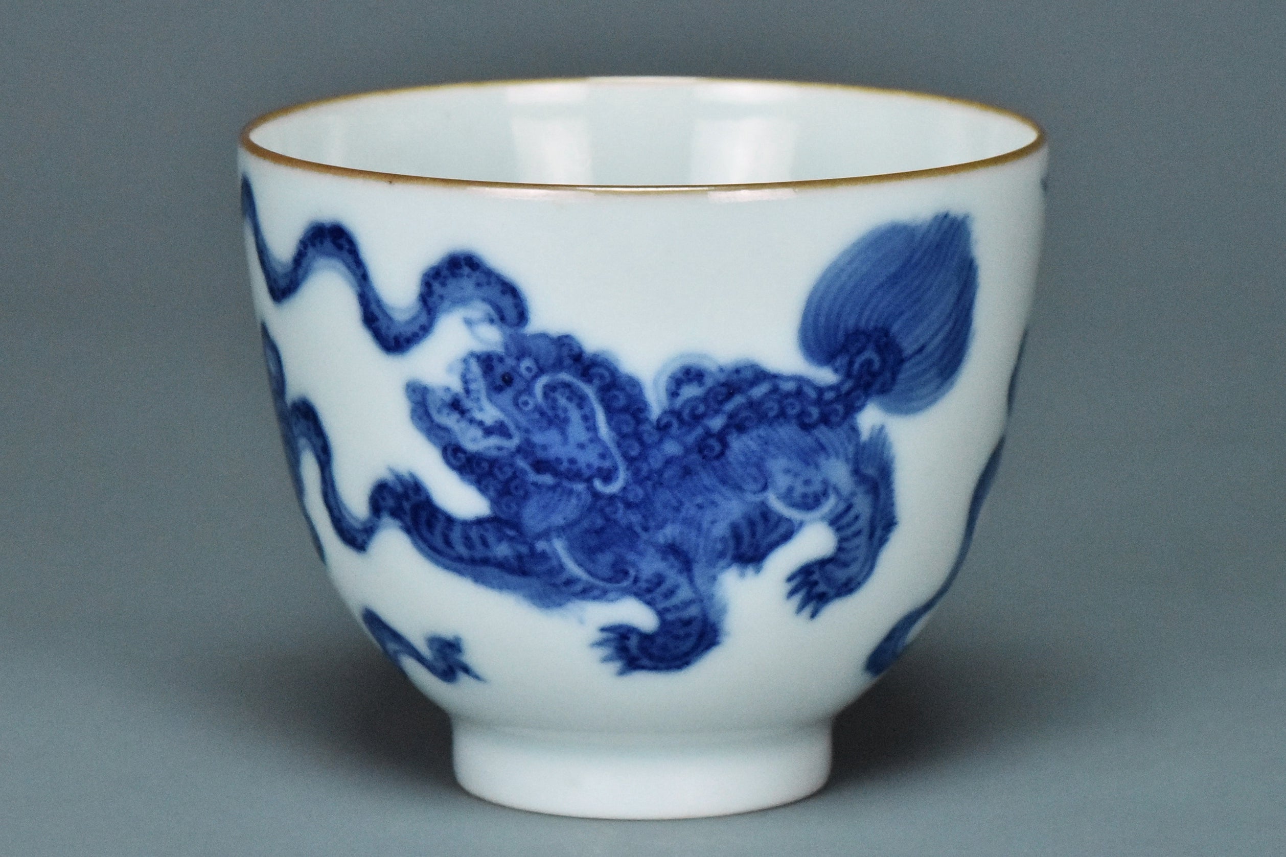 R099: A CHINESE QING DYNASTY STYLE BLUE AND WHITE CUP QIANLONG MARK