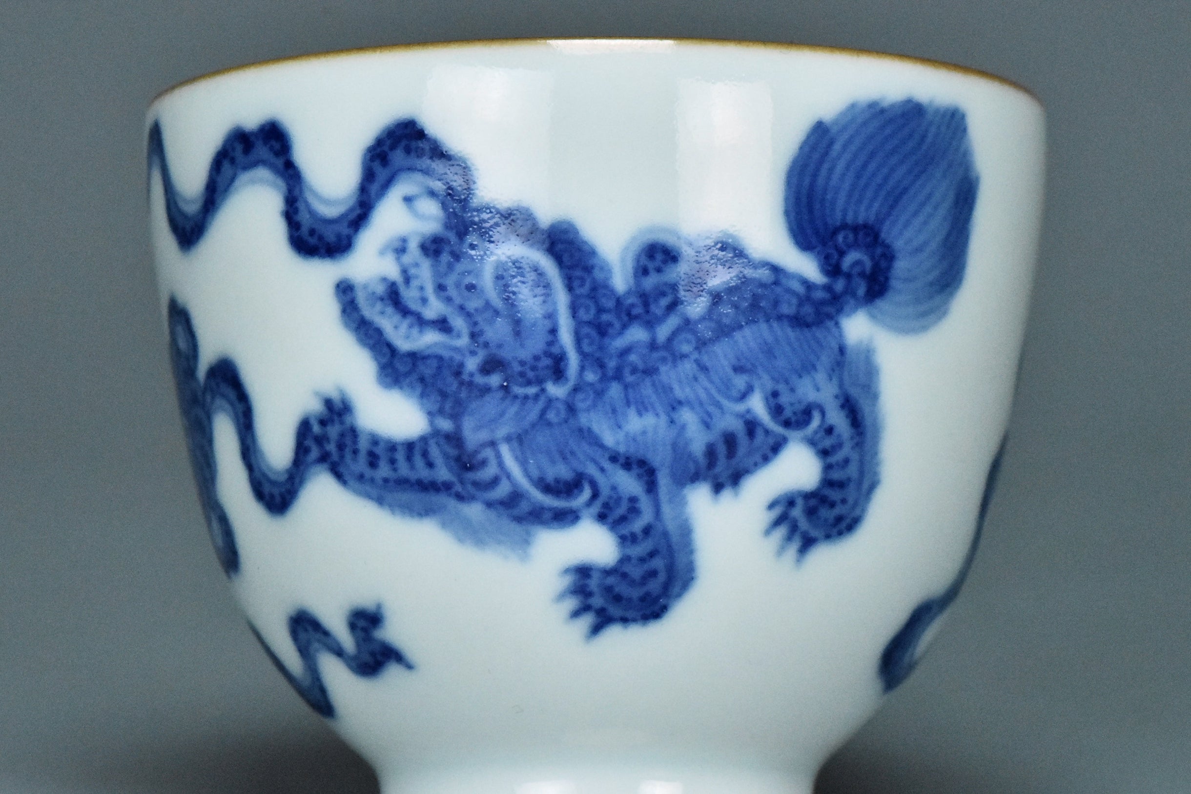 R099: A CHINESE QING DYNASTY STYLE BLUE AND WHITE CUP QIANLONG MARK