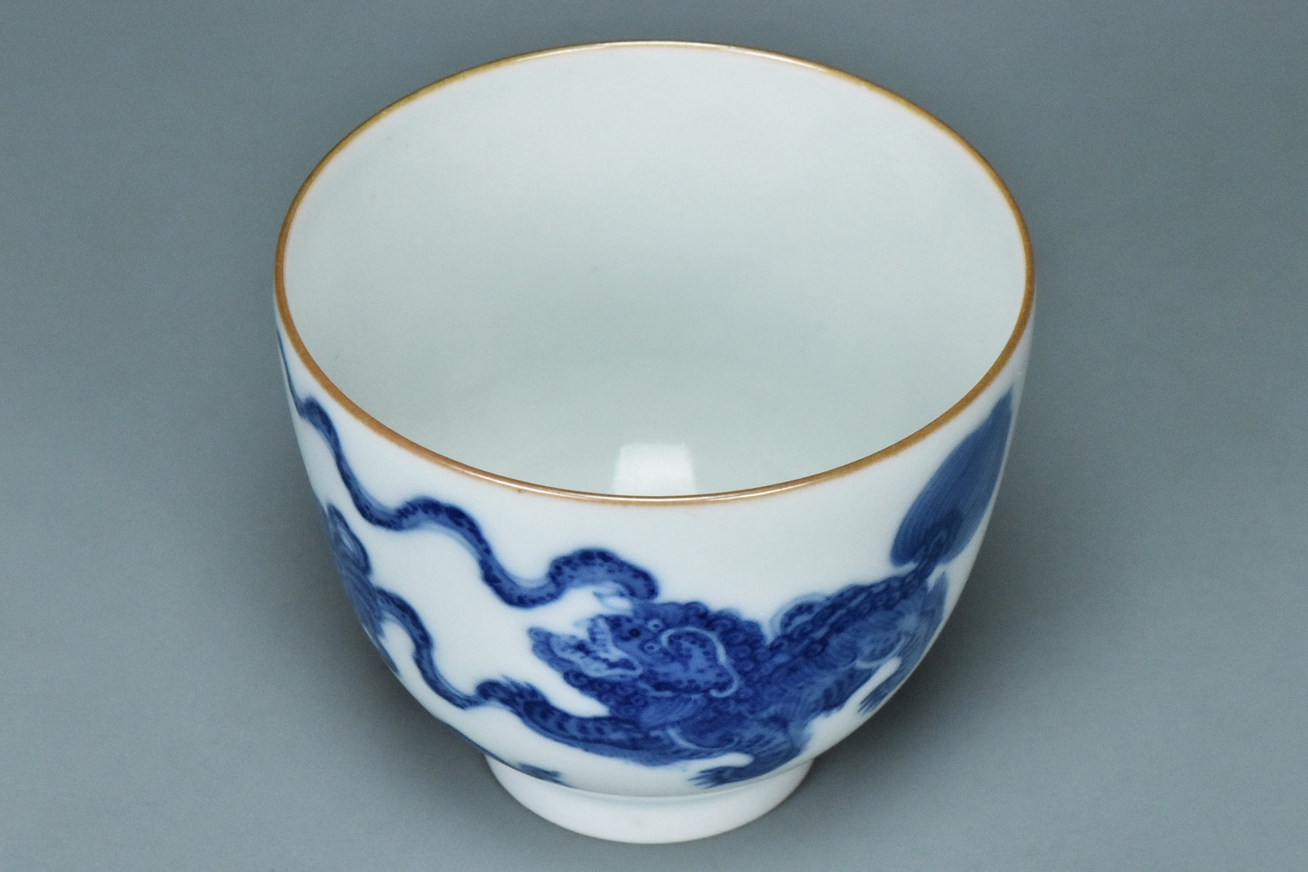 R099: A CHINESE QING DYNASTY STYLE BLUE AND WHITE CUP QIANLONG MARK