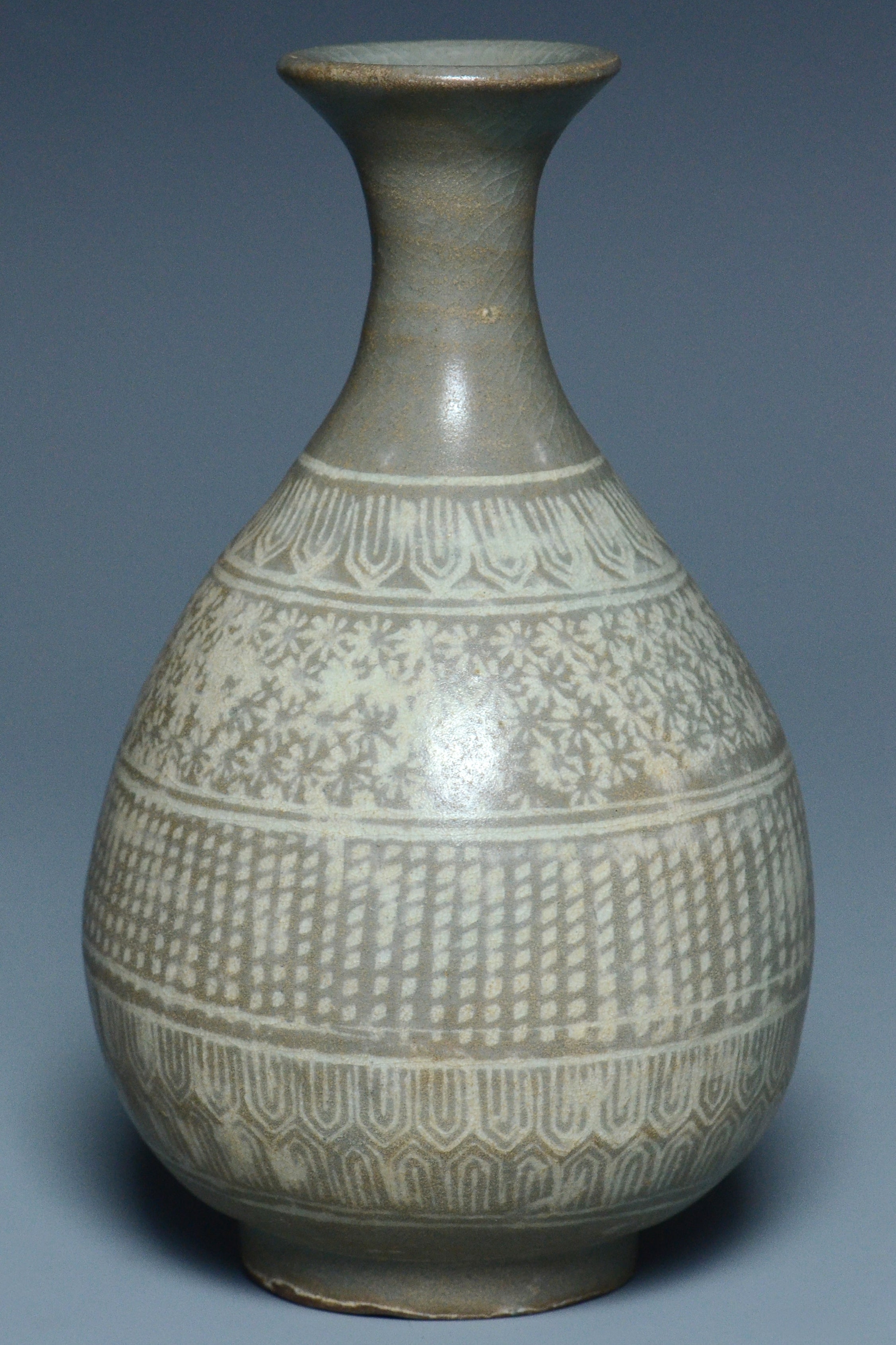 R101: A KOREA KORYO DYNASTY STYLE CELADON VASE