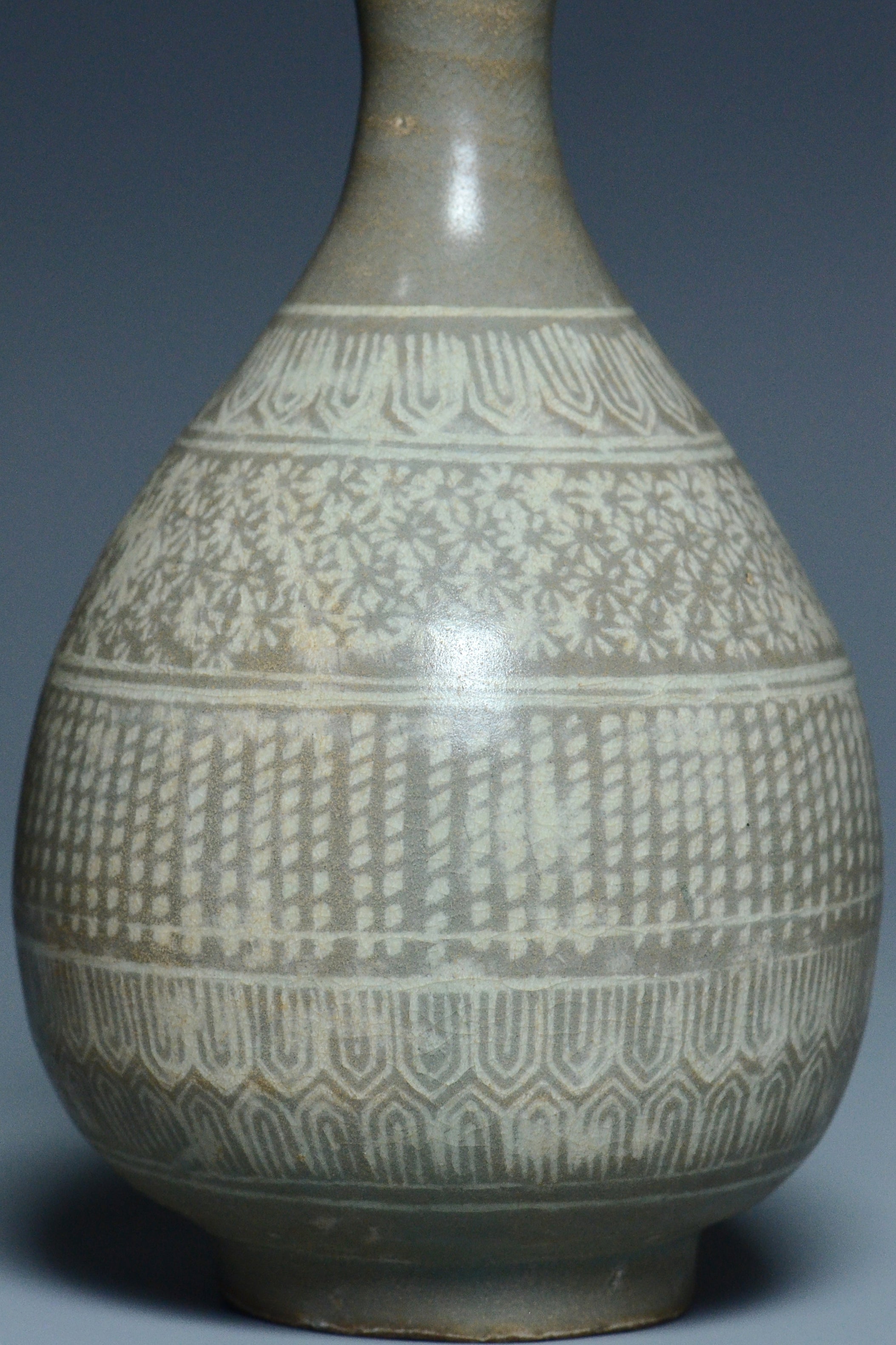 R101: A KOREA KORYO DYNASTY STYLE CELADON VASE