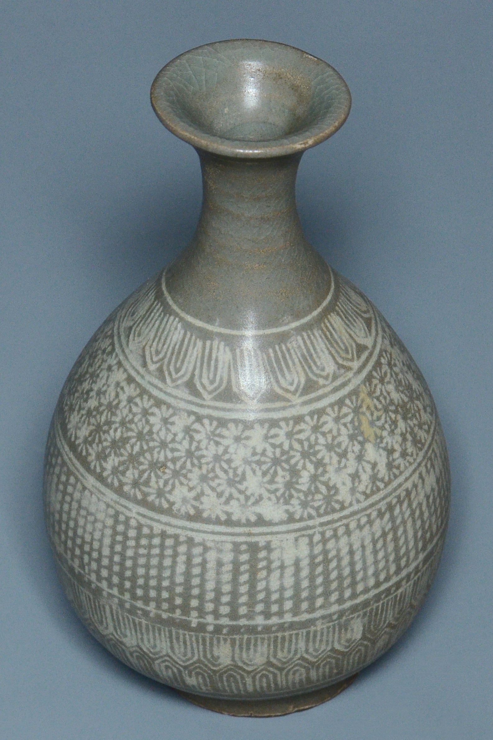 R101: A KOREA KORYO DYNASTY STYLE CELADON VASE