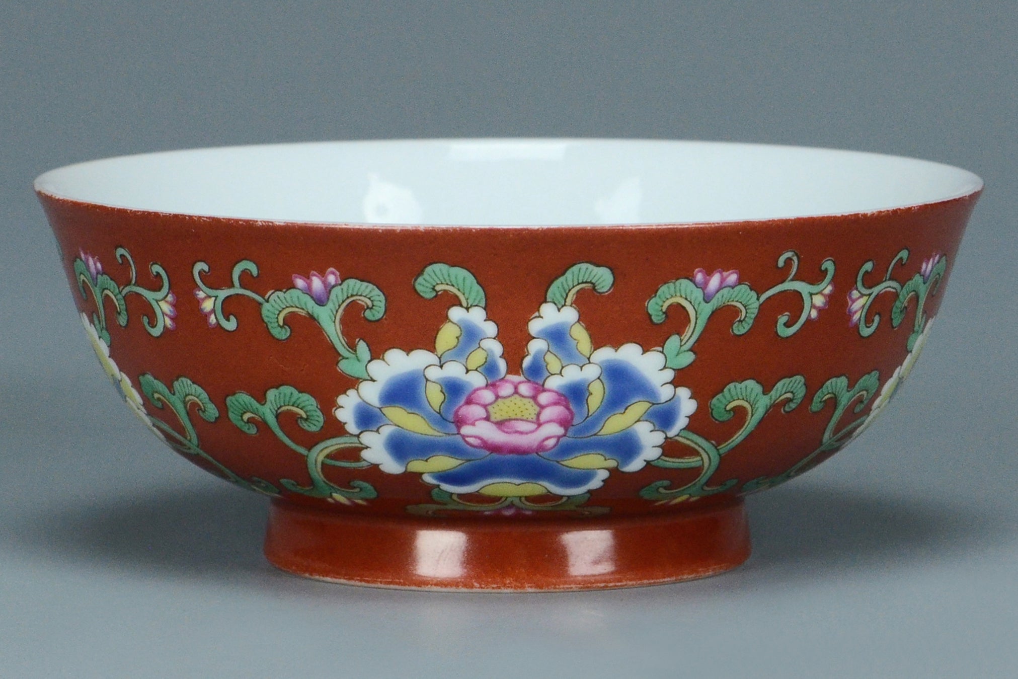 R121: A CHINESE QING DYNASTY STYLE CORAL GROUND FAMILLE VERTE BOWL QIANLONG MARK