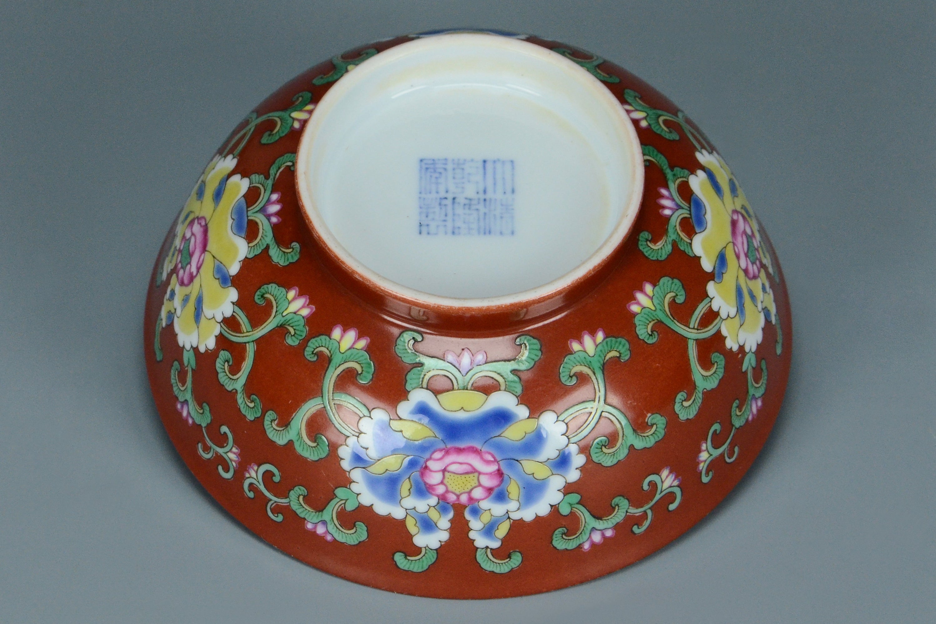 R121: A CHINESE QING DYNASTY STYLE CORAL GROUND FAMILLE VERTE BOWL QIANLONG MARK