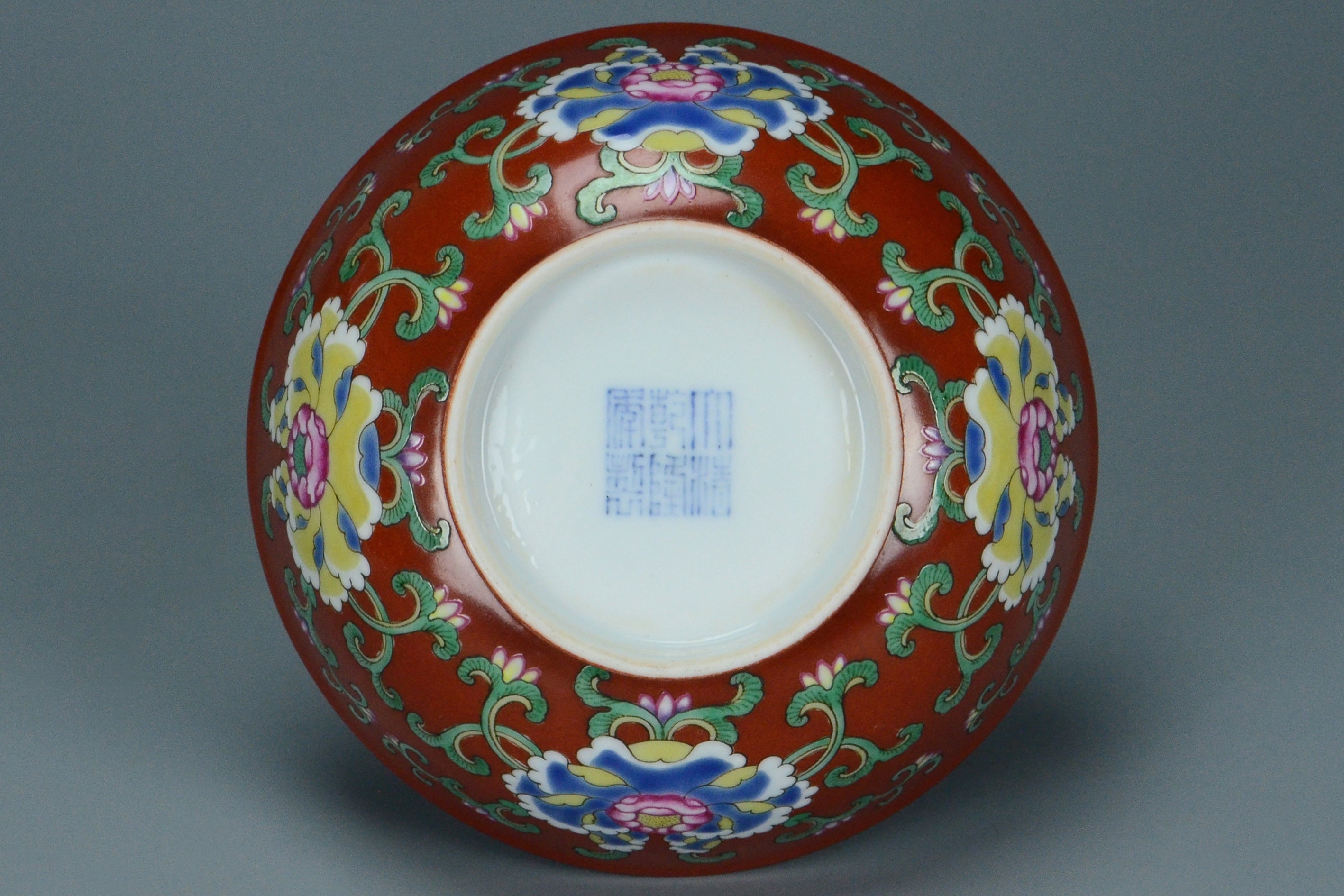 R121: A CHINESE QING DYNASTY STYLE CORAL GROUND FAMILLE VERTE BOWL QIANLONG MARK