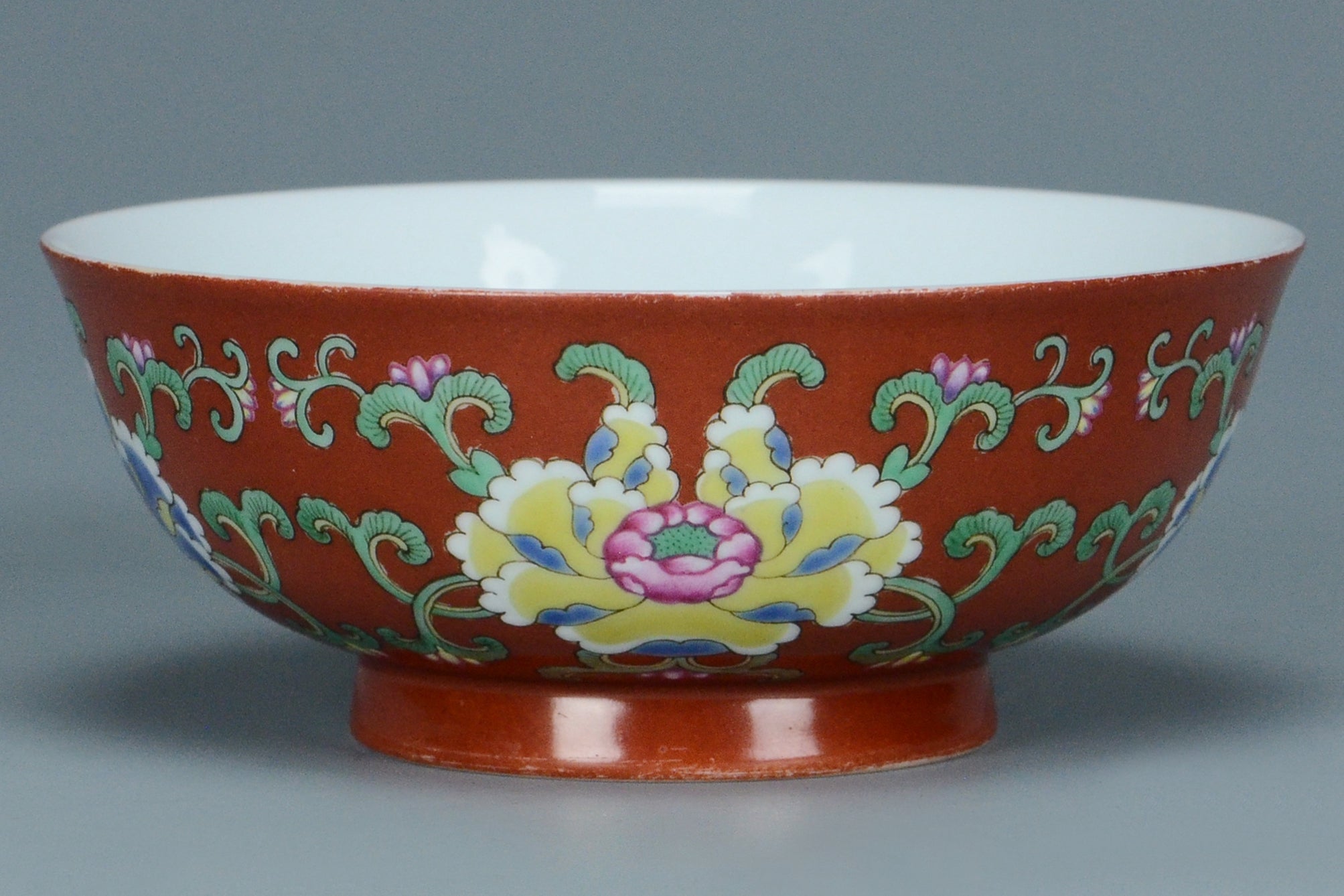 R121: A CHINESE QING DYNASTY STYLE CORAL GROUND FAMILLE VERTE BOWL QIANLONG MARK