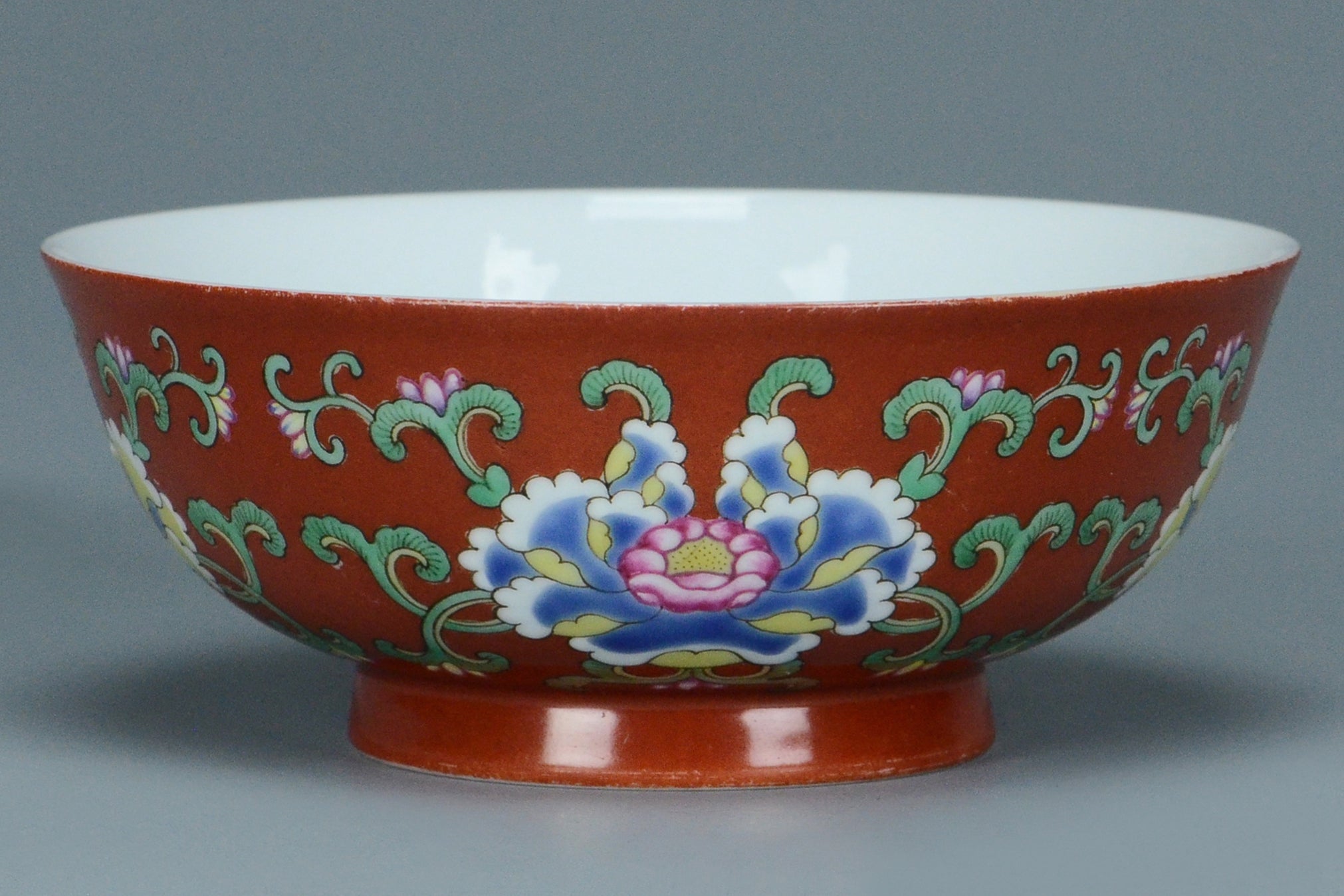 R121: A CHINESE QING DYNASTY STYLE CORAL GROUND FAMILLE VERTE BOWL QIANLONG MARK