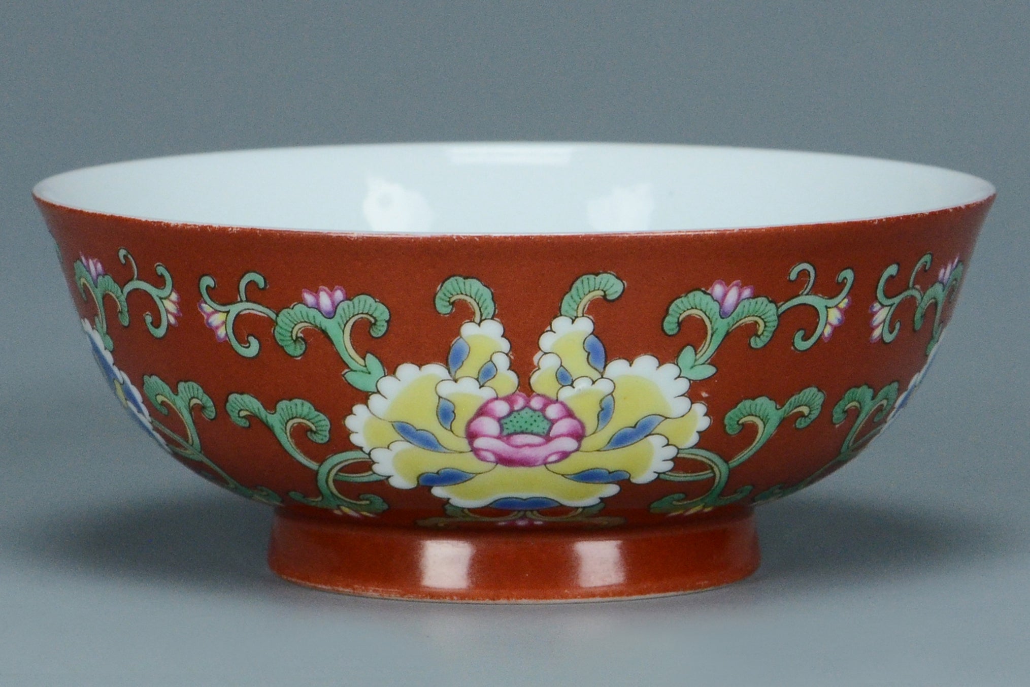 R121: A CHINESE QING DYNASTY STYLE CORAL GROUND FAMILLE VERTE BOWL QIANLONG MARK