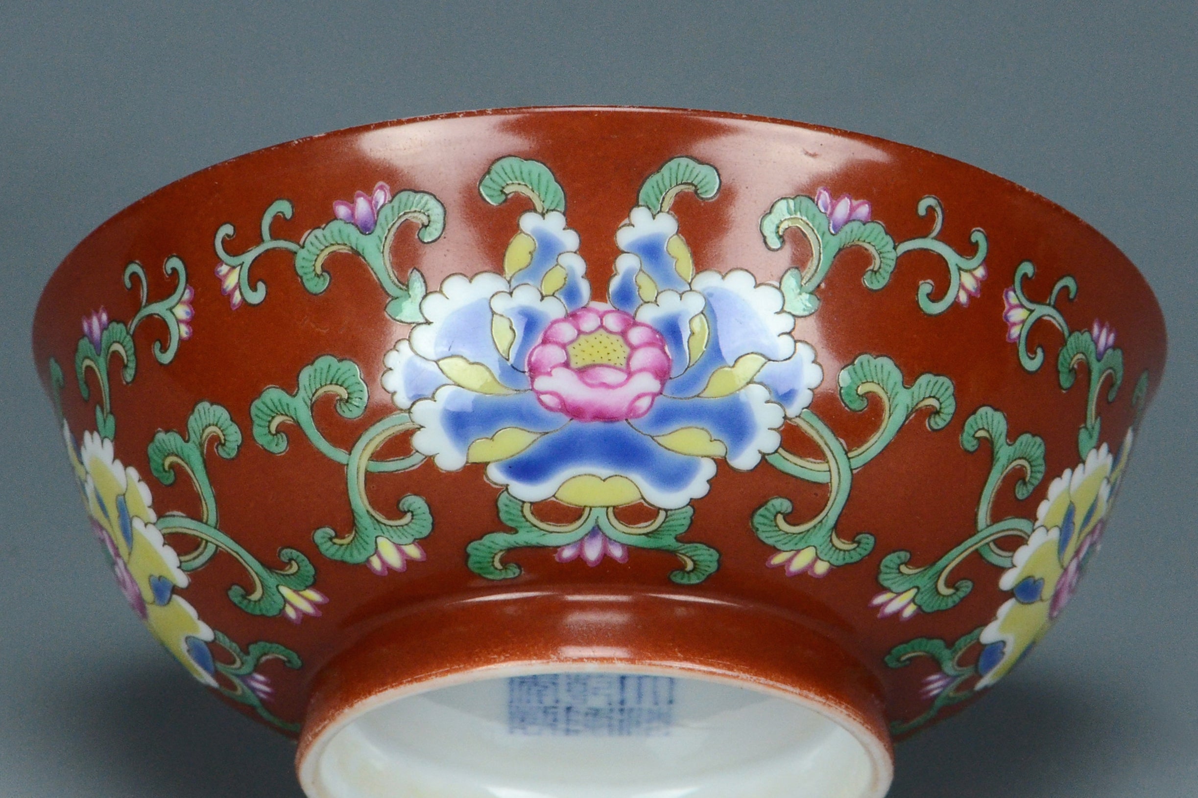 R121: A CHINESE QING DYNASTY STYLE CORAL GROUND FAMILLE VERTE BOWL QIANLONG MARK