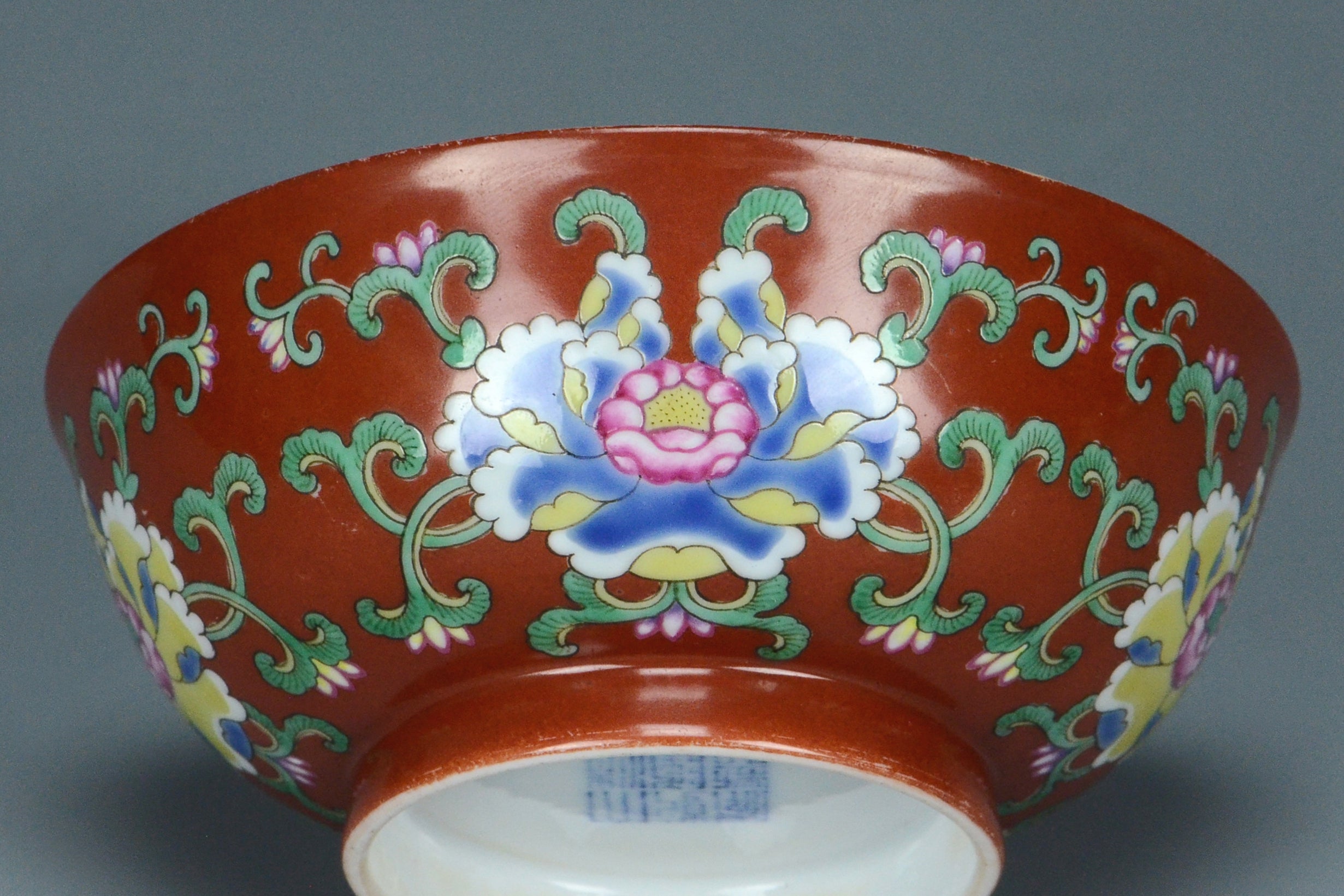 R121: A CHINESE QING DYNASTY STYLE CORAL GROUND FAMILLE VERTE BOWL QIANLONG MARK