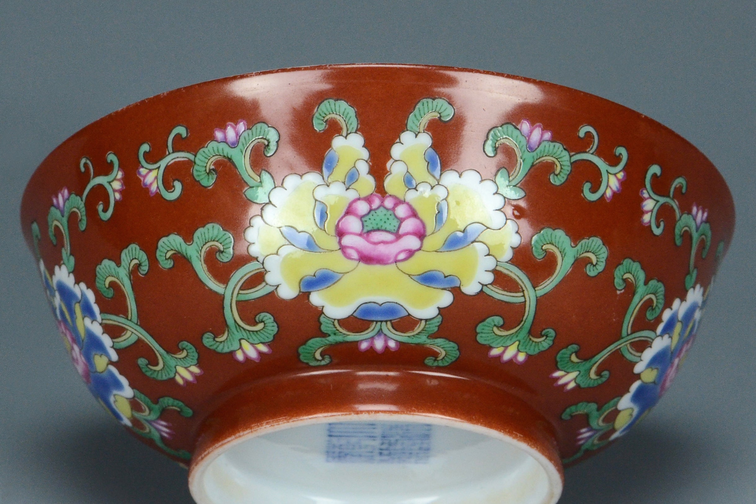 R121: A CHINESE QING DYNASTY STYLE CORAL GROUND FAMILLE VERTE BOWL QIANLONG MARK