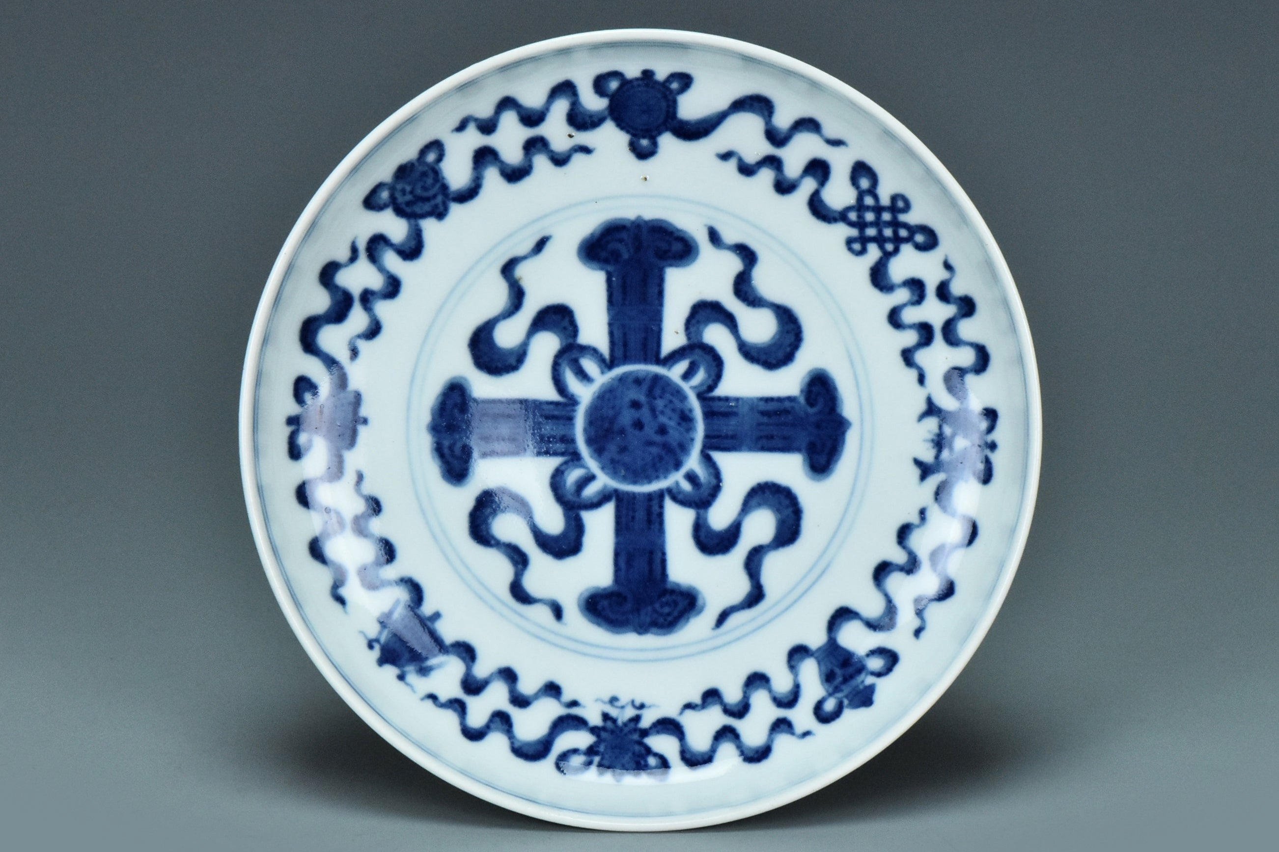 R170: A CHINESE QING DYNASTY STYLE BLUE AND WHITE DISH QIANLONG MARK