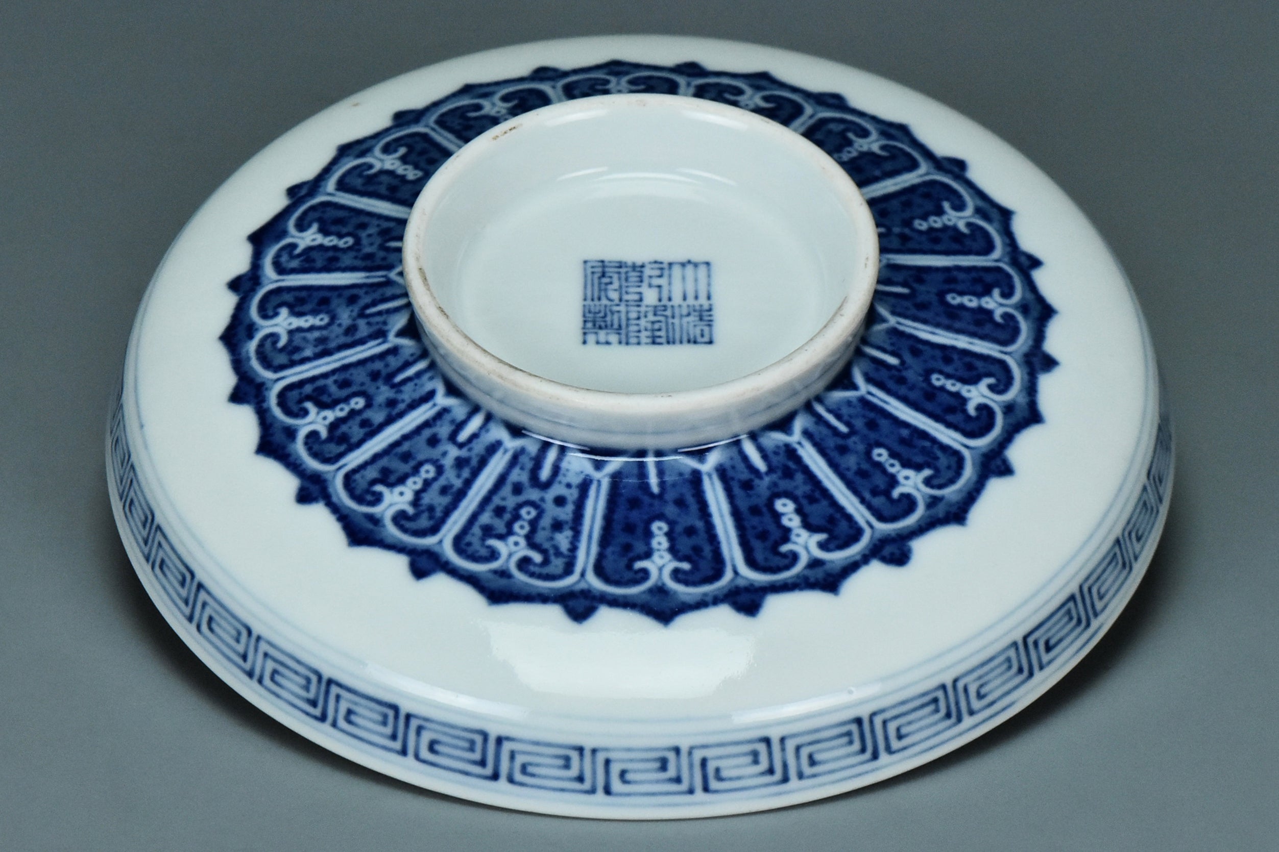 R170: A CHINESE QING DYNASTY STYLE BLUE AND WHITE DISH QIANLONG MARK