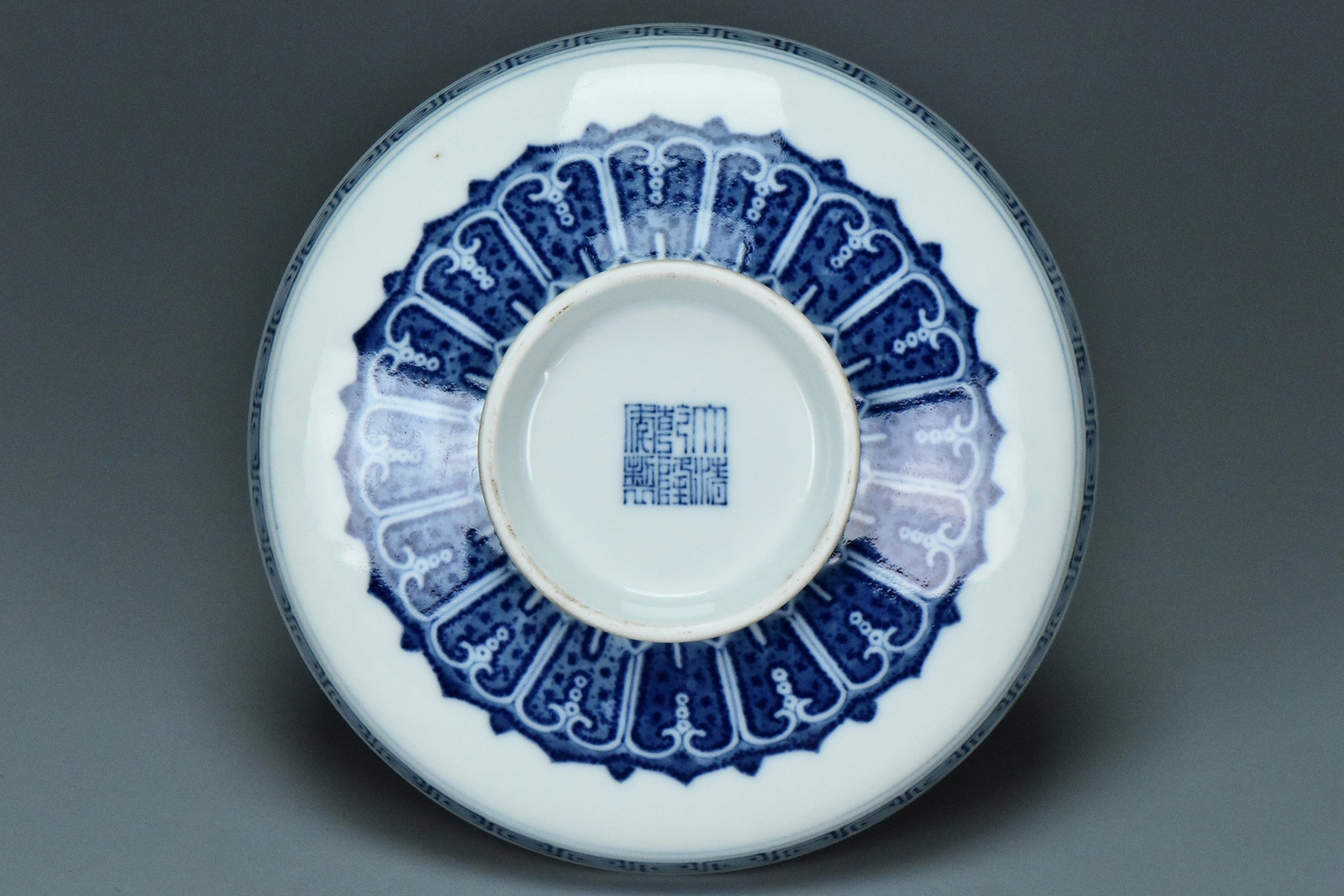 R170: A CHINESE QING DYNASTY STYLE BLUE AND WHITE DISH QIANLONG MARK