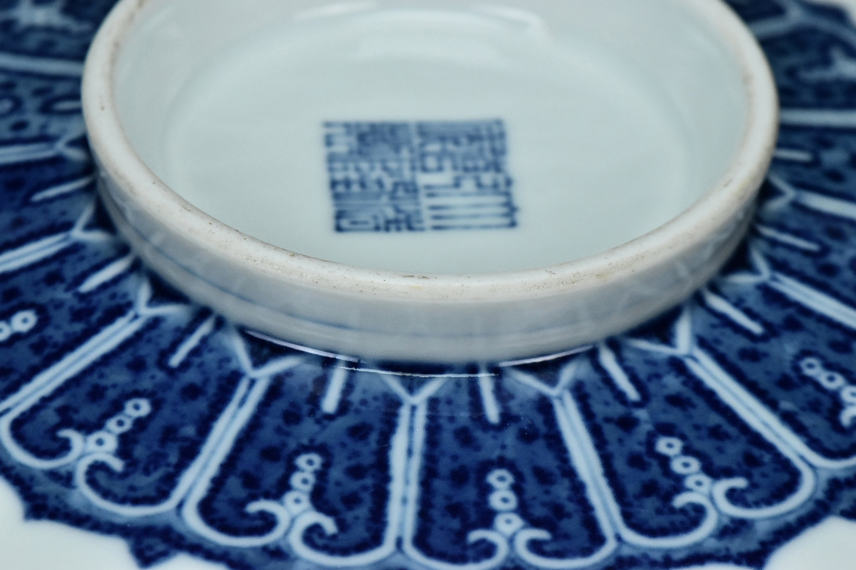 R170: A CHINESE QING DYNASTY STYLE BLUE AND WHITE DISH QIANLONG MARK