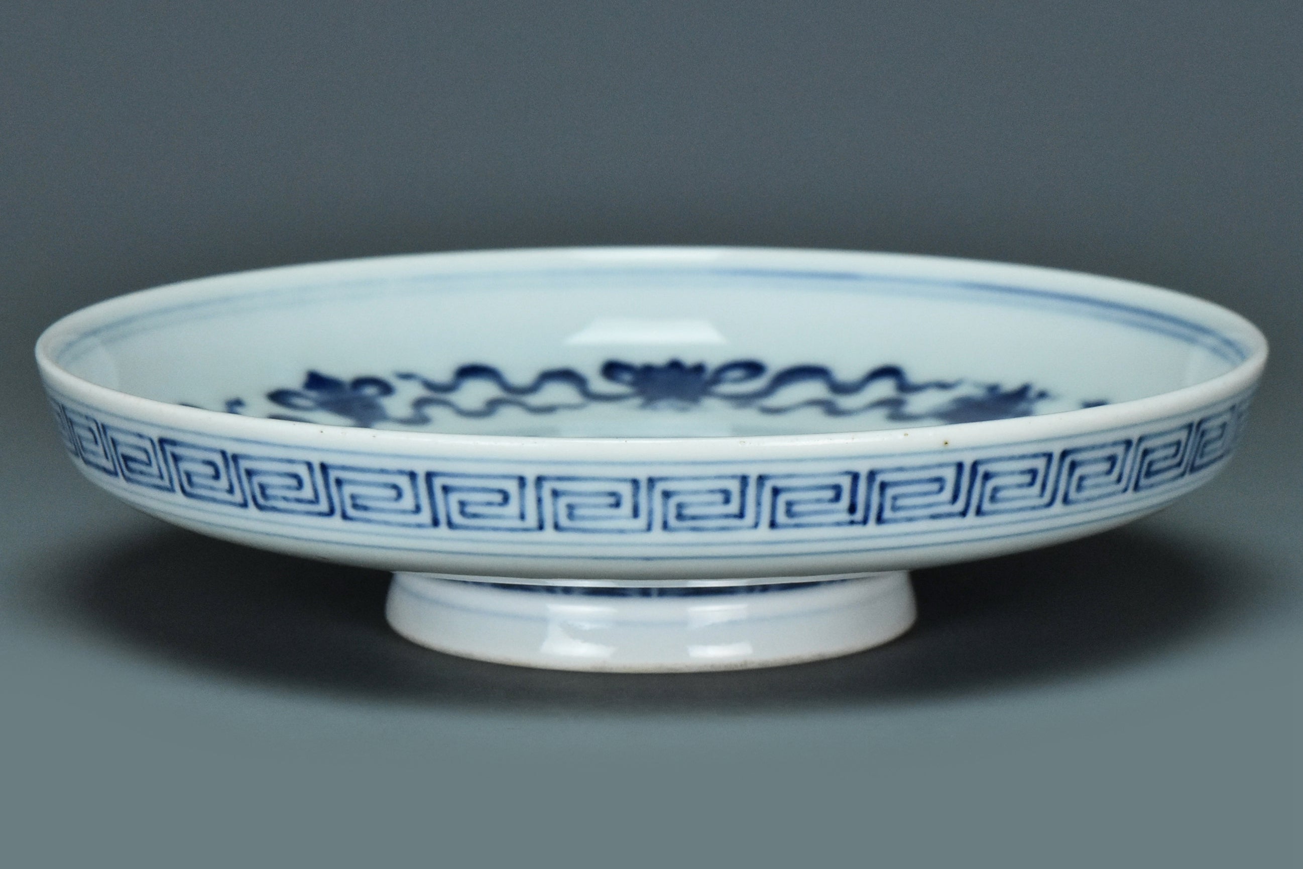 R170: A CHINESE QING DYNASTY STYLE BLUE AND WHITE DISH QIANLONG MARK